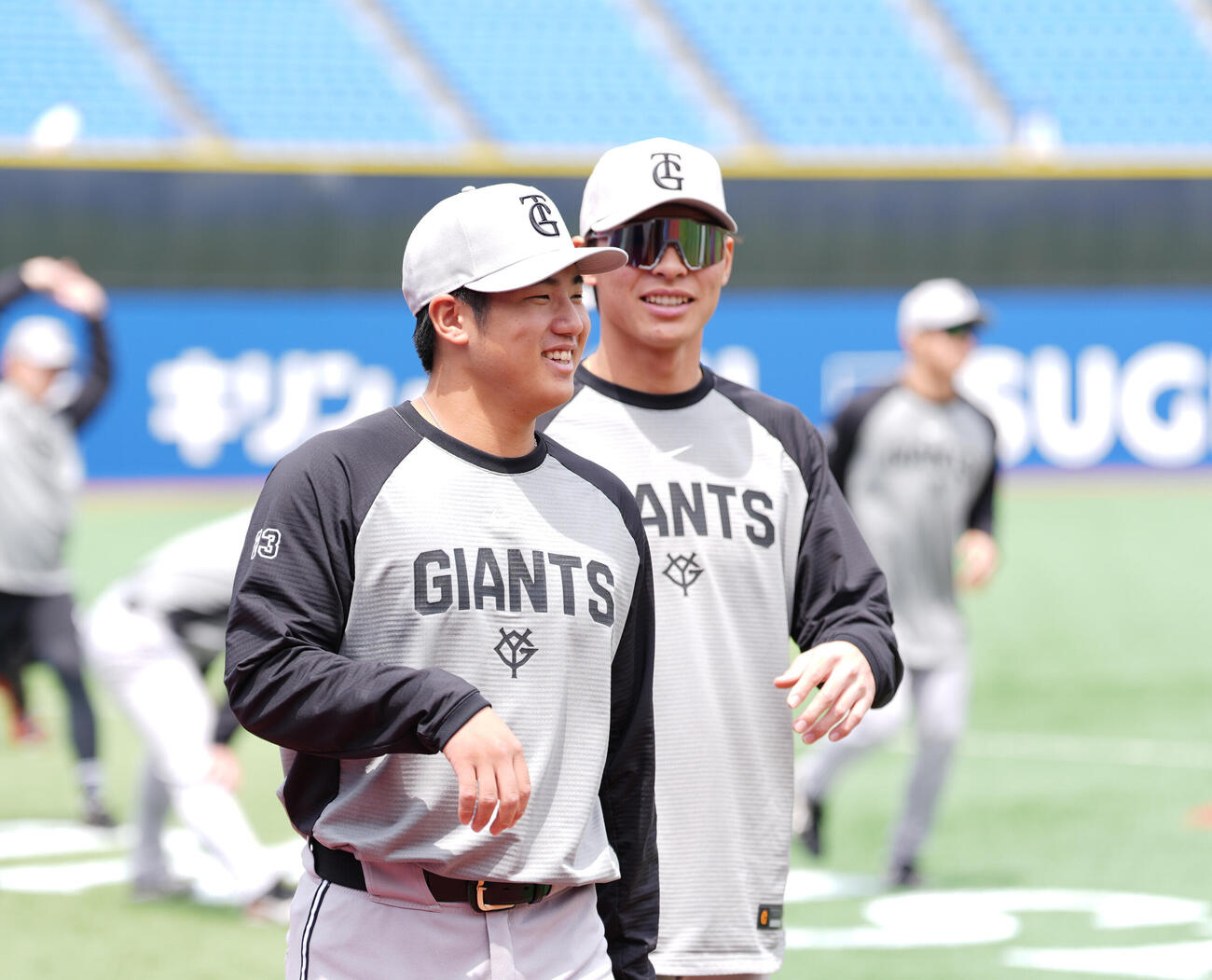 DeNA対巨人　アップ中笑顔で話す巨人石塚裕惺（左）と平山功太（撮影・増田悦実）