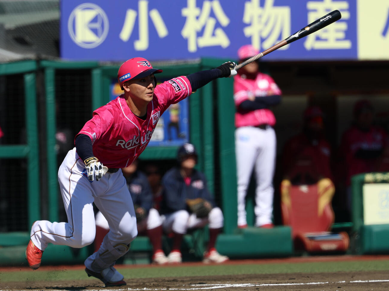 楽天対西武　1回裏楽天1死一塁、右前打を放つ村林一輝（撮影・水谷安孝）