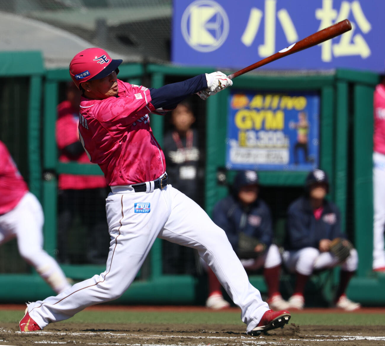 楽天対西武　1回裏楽天1死二、三塁、2点適時打を放つ浅村栄斗（撮影・水谷安孝）