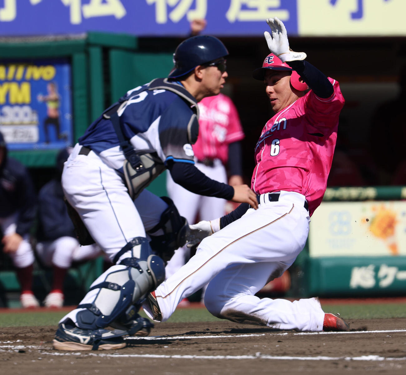 楽天対西武　1回裏楽天死二、三塁、浅村栄斗の2点適時打で生還する村林一輝（撮影・水谷安孝）