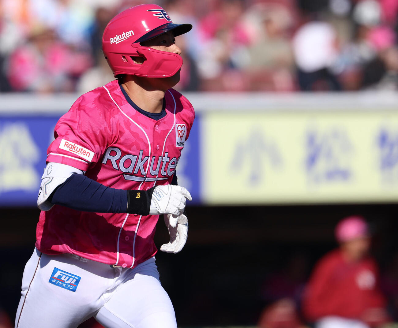 楽天対西武　4回裏楽天無死一、二塁、3点本塁打を放つ辰己涼介（撮影・水谷安孝）