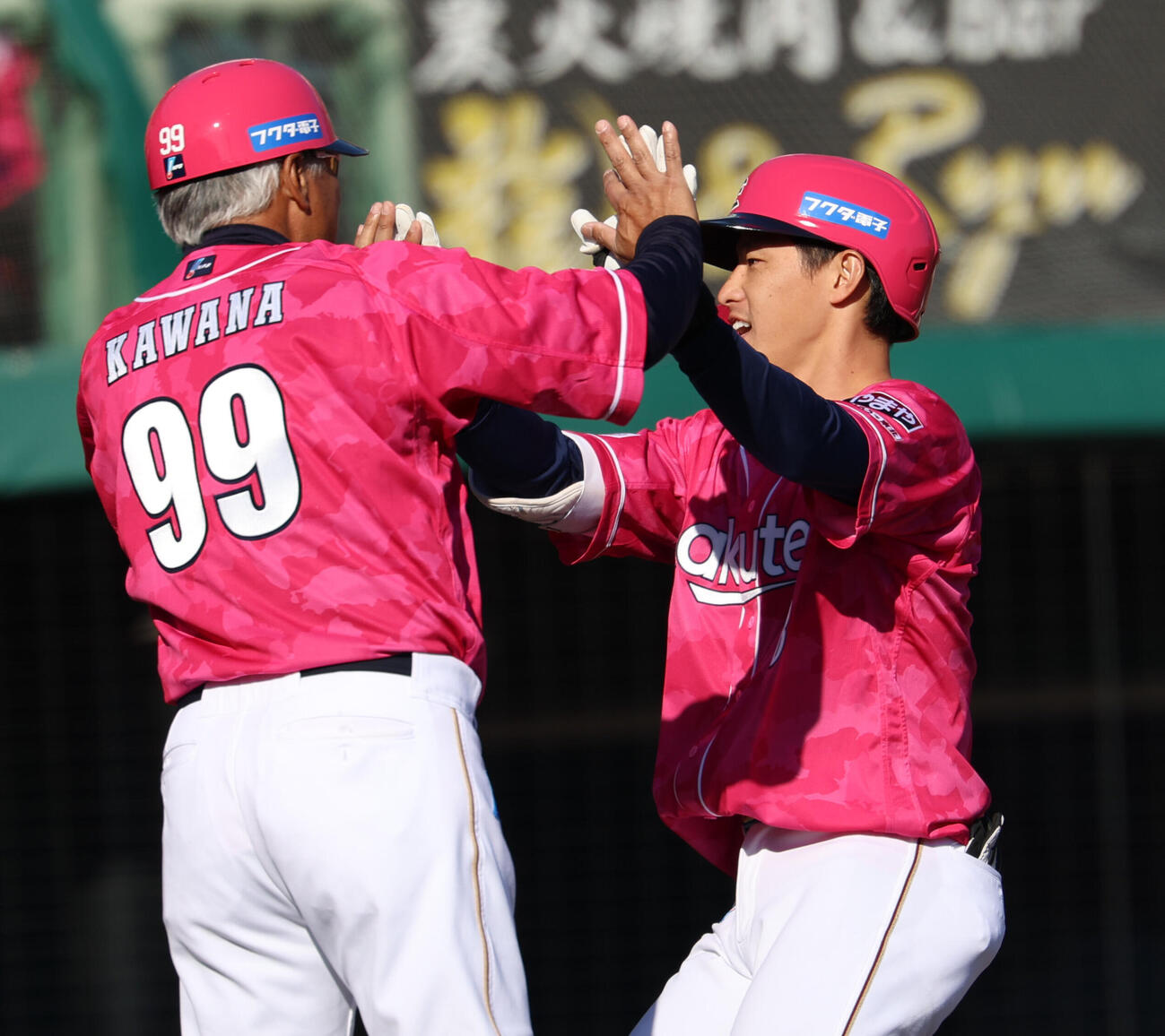 楽天対西武　4回裏楽天無死一、二塁、3点本塁打を放ち生還する辰己涼介（撮影・水谷安孝）