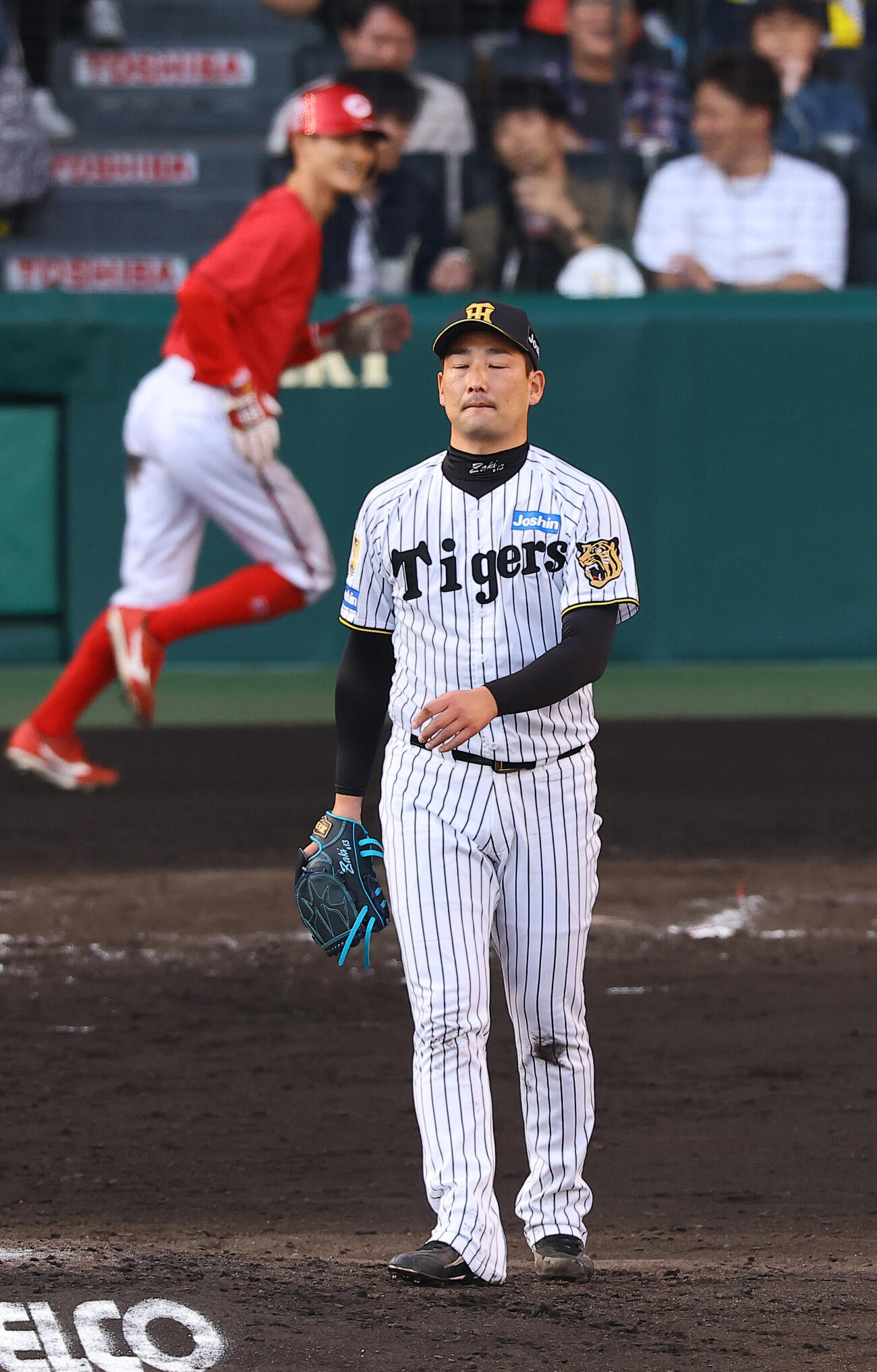阪神対広島　9回表広島2死三塁、エレフリス・モンテロの同点適時打で辰見鴻之介の生還を許す岩崎優（撮影・上田博志）