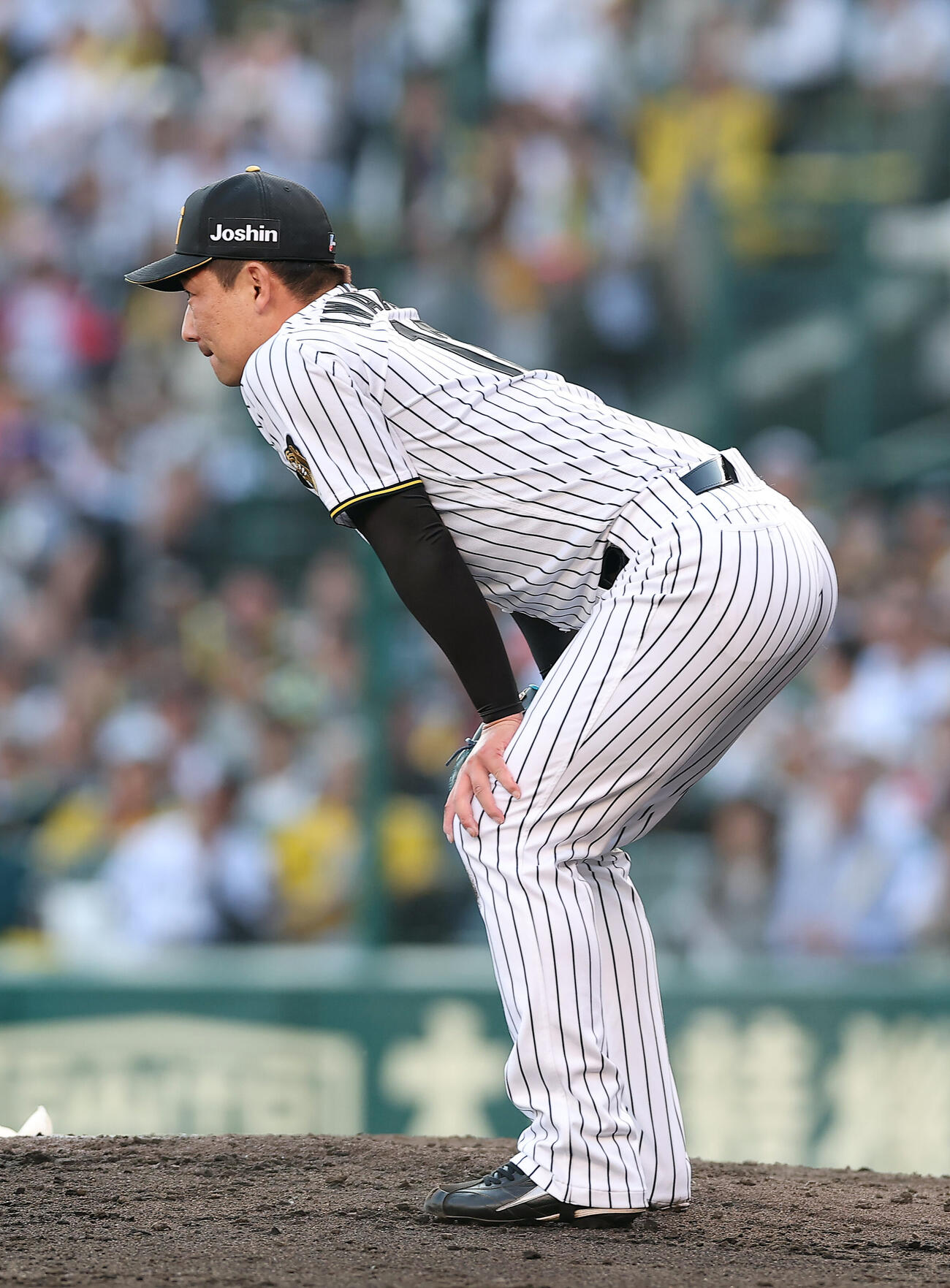 阪神対広島　9回表広島2死三塁、代打モンテロに同点の適時内野安打を許した岩崎優（撮影・前田充）