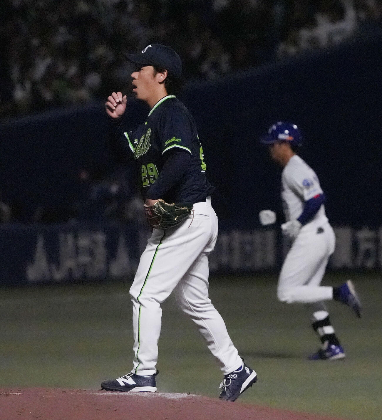中日対ヤクルト　2回裏中日1死満塁、板山祐太郎（右）に満塁本塁打を打たれるヤクルト先発の小川泰弘（撮影・森本幸一）