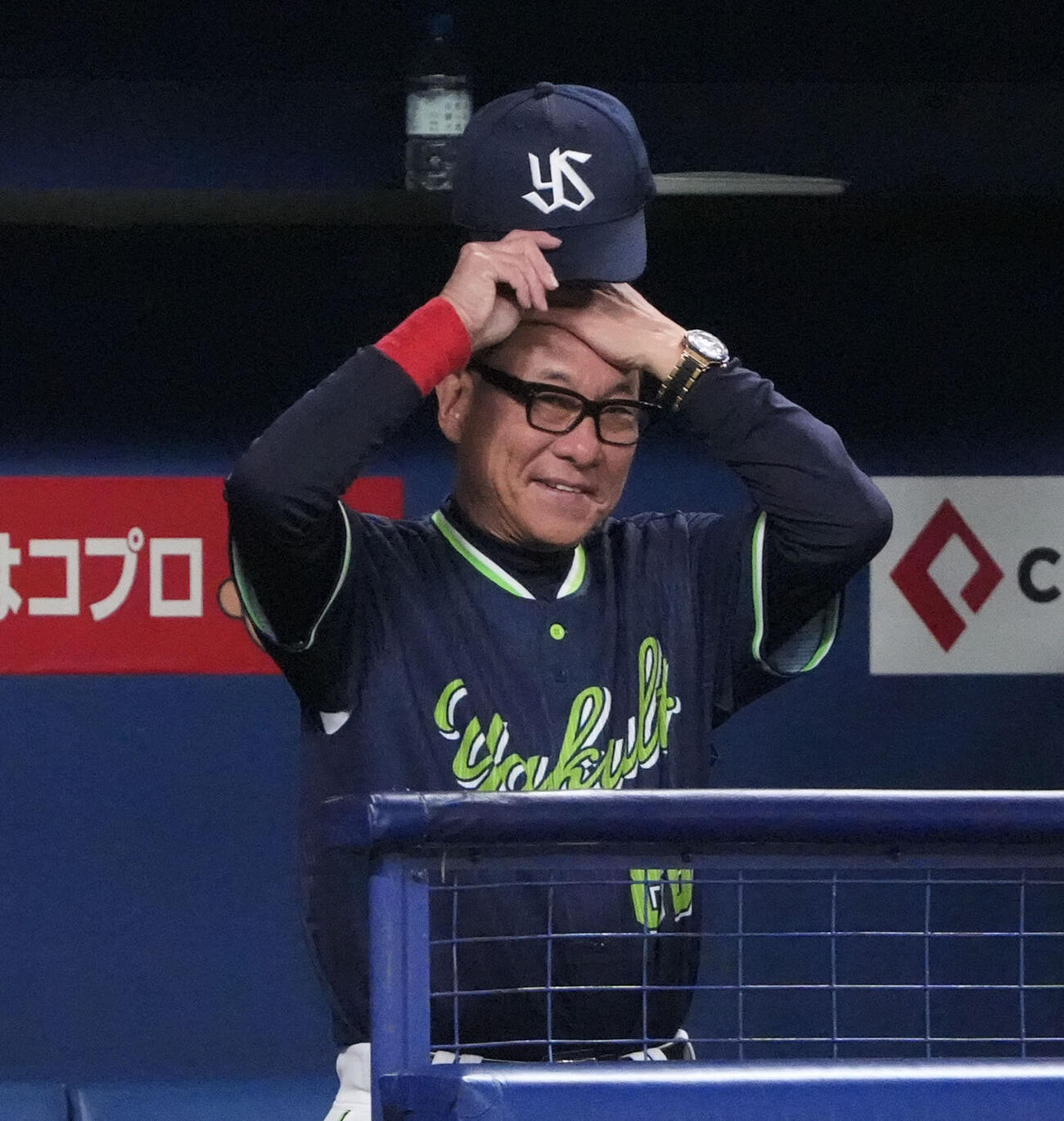 中日対ヤクルト　9回表、ベンチで帽子を手に試合を見つめる池山隆寛監督（撮影・森本幸一）
