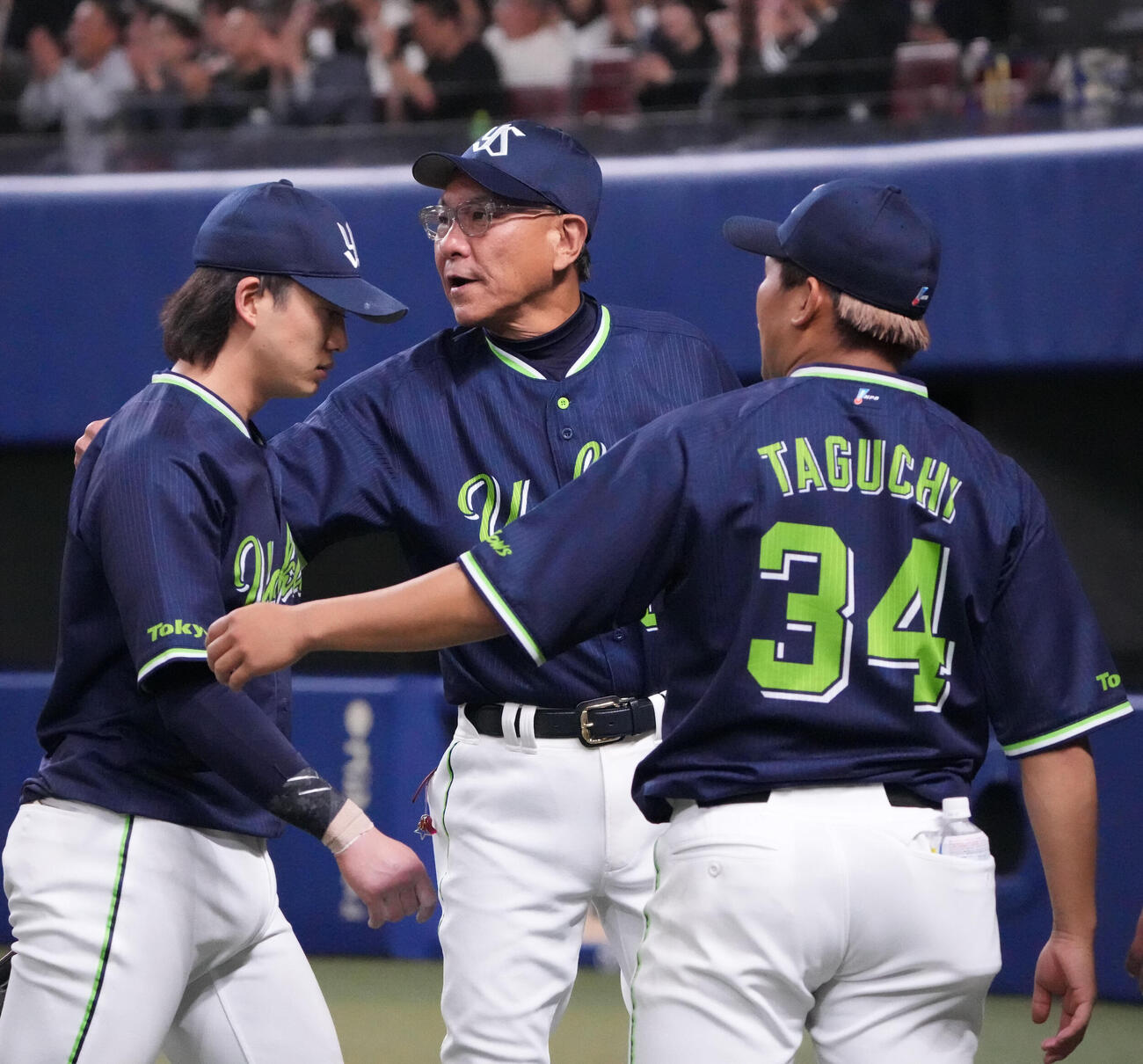中日対ヤクルト　試合終了、池山隆寛監督（中央）はベンチ前でナインを迎える（撮影・森本幸一）