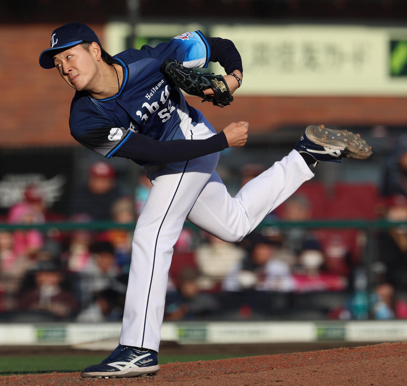 楽天対西武　西武4番手で登板しプロ初勝利を挙げた篠原響（撮影・水谷安孝）..