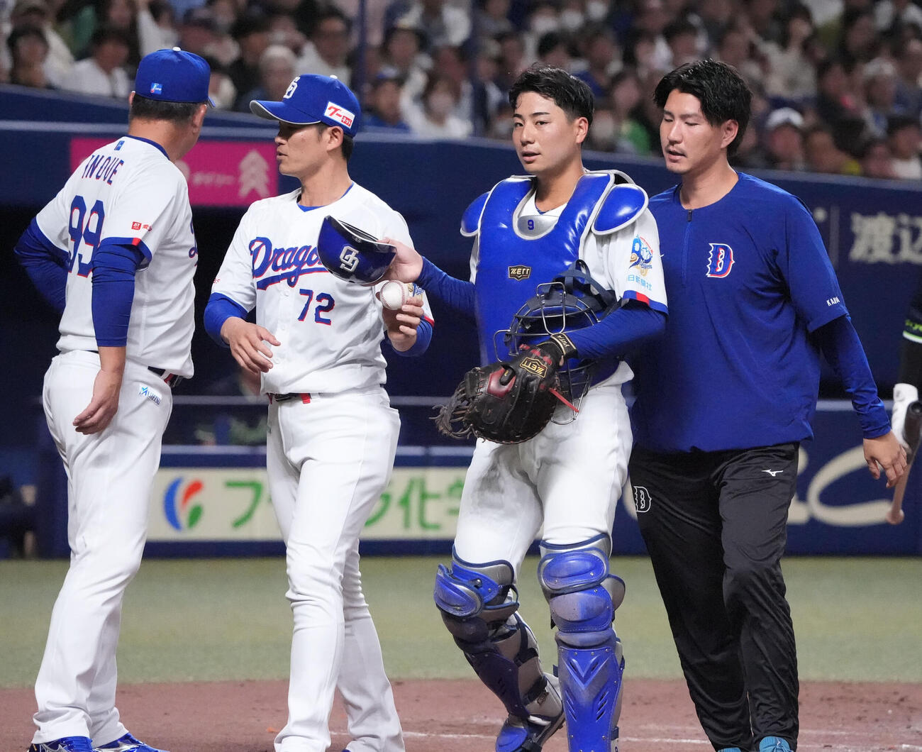 中日対ヤクルト　8回表ヤクルト1死一、二塁、石伊雄太（右から2人目）はホセ・オスナが空振り三振の際にバットが直撃しベンチへ戻る（撮影・森本幸一）