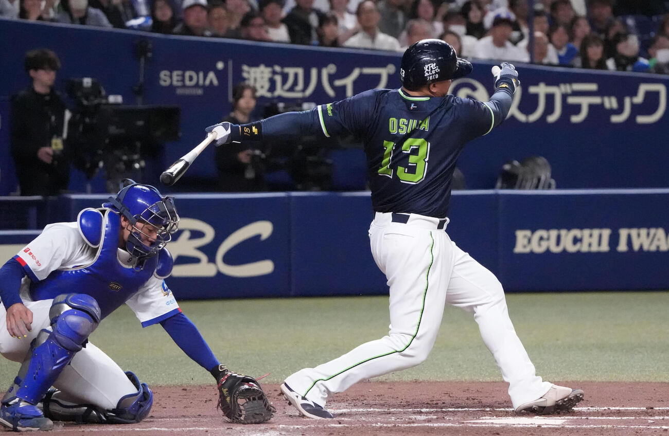 中日対ヤクルト　8回表ヤクルト1死一、二塁、ホセ・オスナ（右）は空振り三振に倒れる際にバットが捕手・石伊雄太の頭に直撃（撮影・森本幸一）