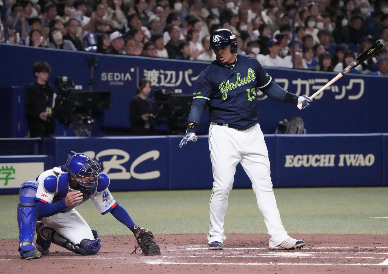中日対ヤクルト　8回表ヤクルト1死一、二塁、ホセ・オスナ（右）は空振り三振に倒れる際にバットが捕手・石伊雄太の頭に直撃（撮影・森本幸一）