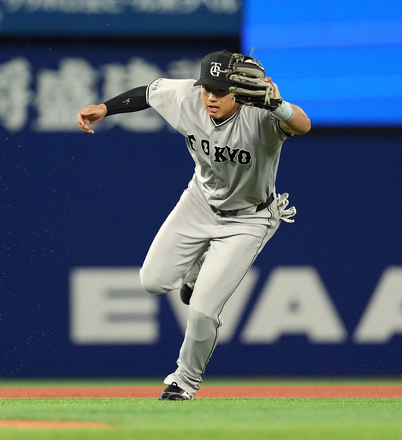 DeNA対巨人　8回裏DeNA1死三塁、宮崎敏郎の遊ゴロを石塚裕惺が捕球するも本塁には投げられず同点とする（2026年4月24日撮影）