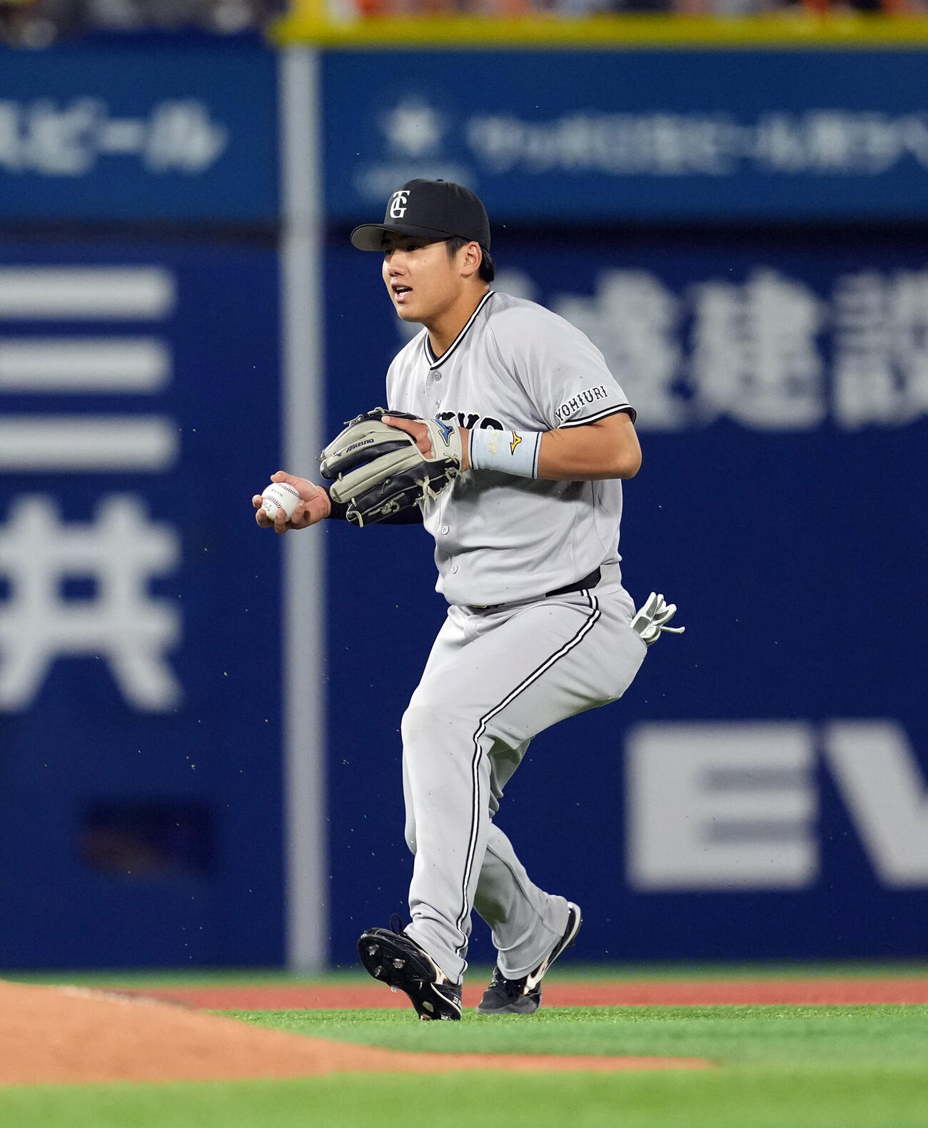 DeNA対巨人　8回裏DeNA1死三塁、宮崎敏郎の遊ゴロを石塚裕惺が捕球するも本塁には投げられず同点とする（2026年4月24日撮影）