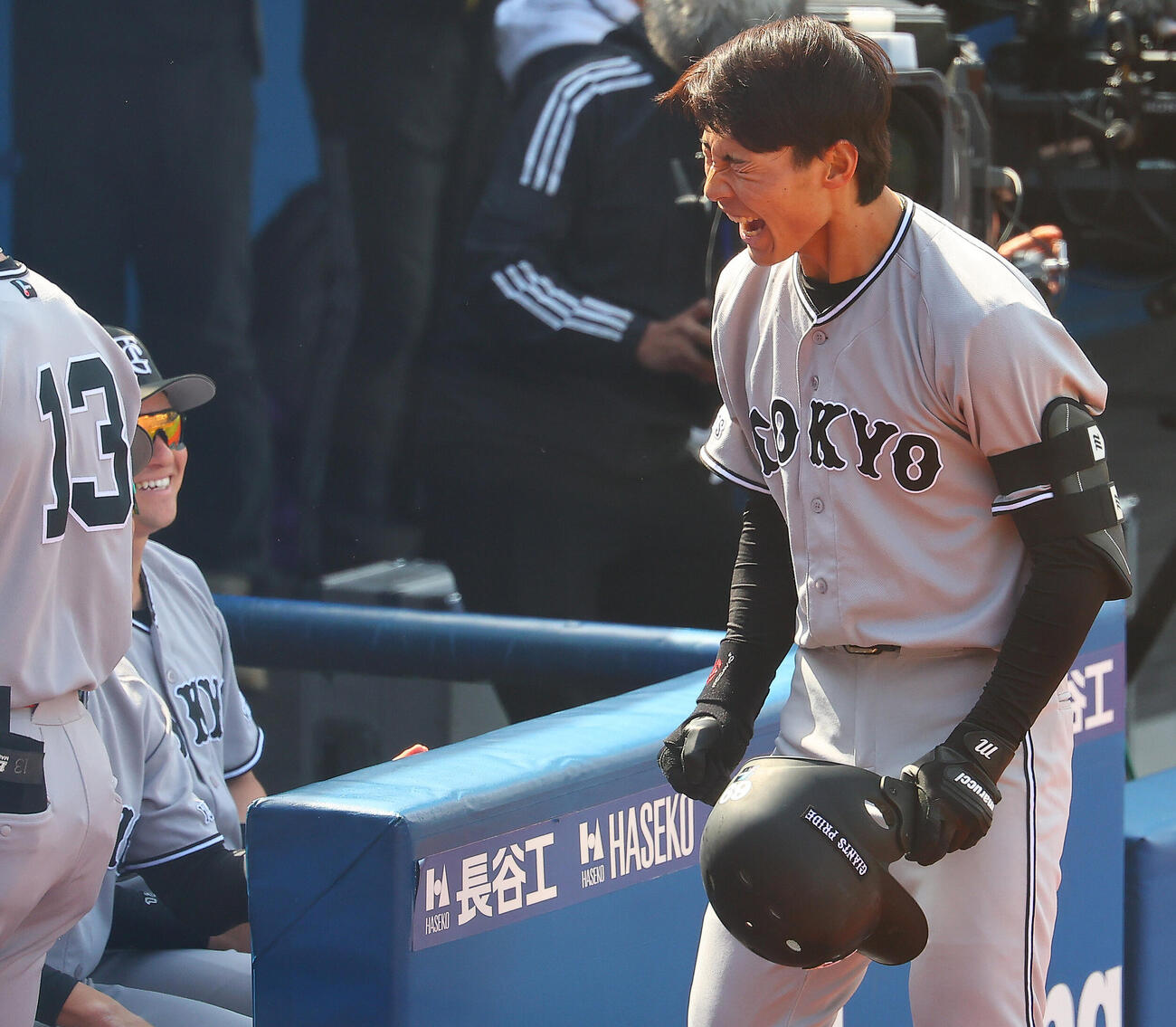 DeNA対巨人　2回表巨人無死、本塁打を放ち、ほえる平山功太（撮影・野上伸悟）