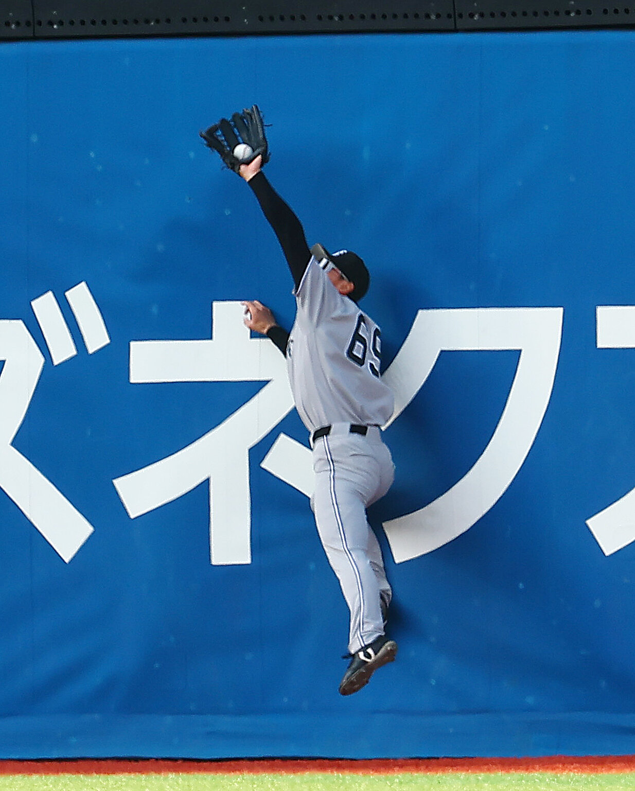 DeNA対巨人　5回裏DeNA1死、クーパー・ヒュンメルの右翼への飛球を好捕する平山功太（撮影・野上伸悟）