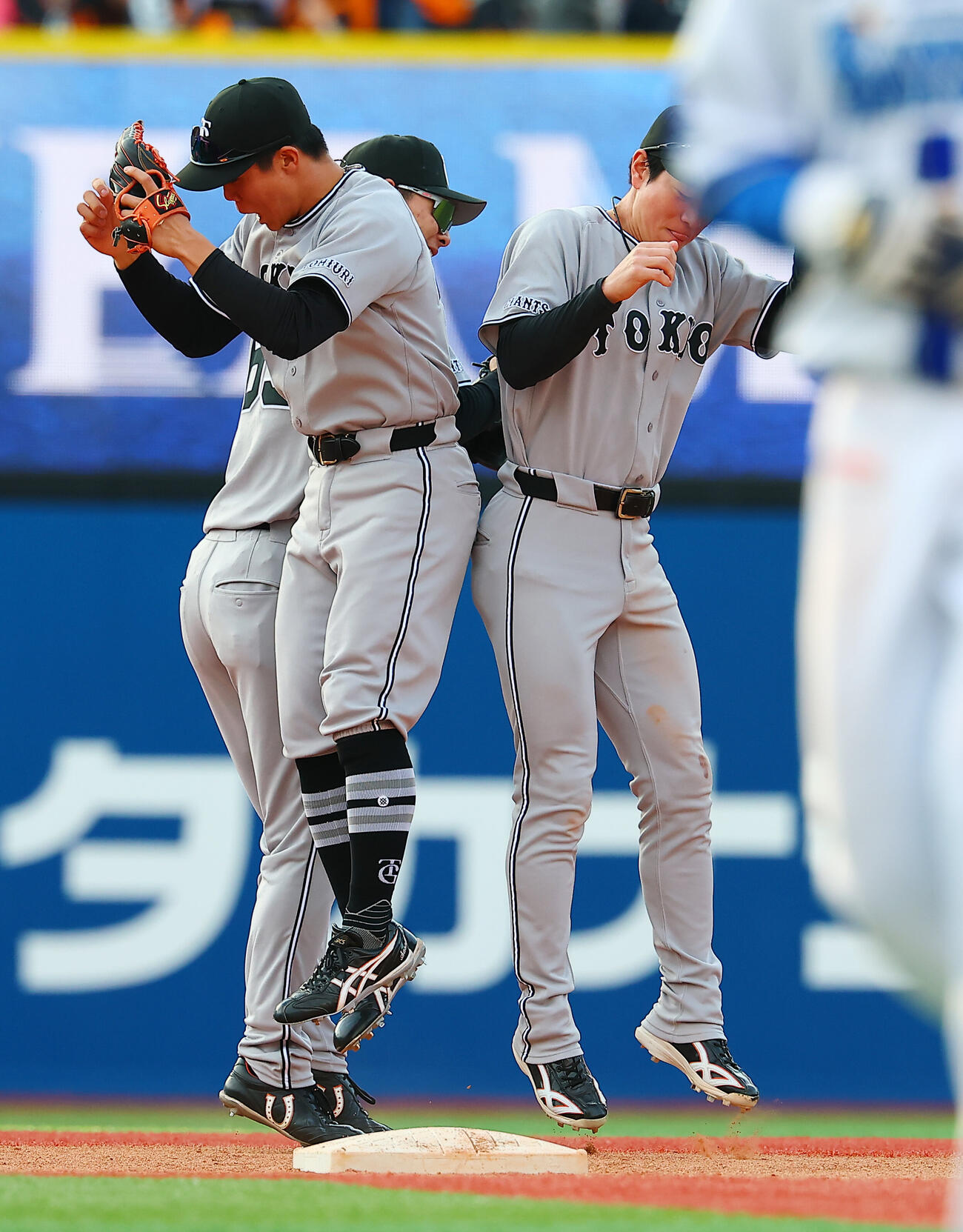 DeNA対巨人　浦田俊輔（左）、松本剛（右）と勝利を喜ぶ巨人平山功太（撮影・野上伸悟）