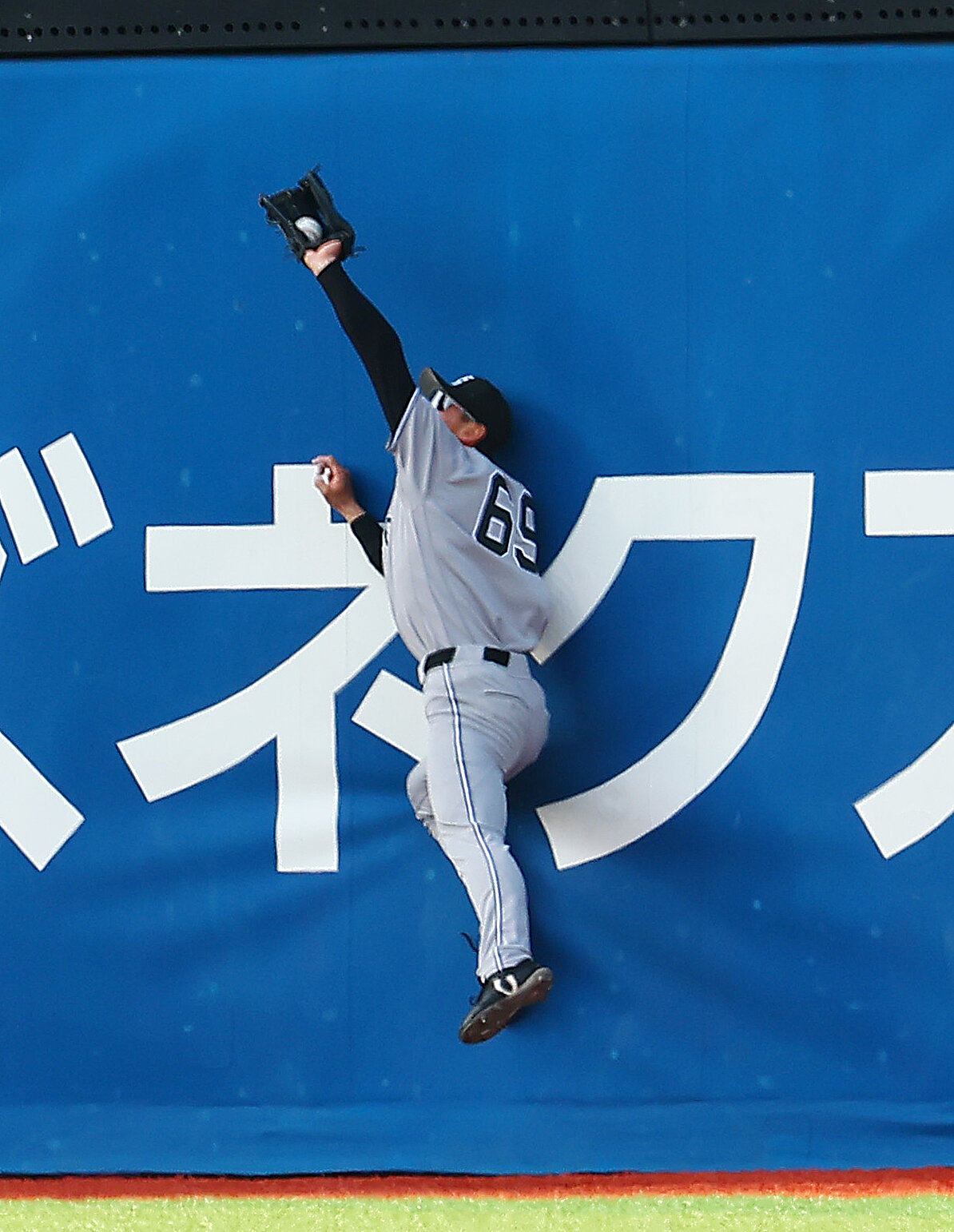 DeNA対巨人　5回裏DeNA1死、クーパー・ヒュンメルの右翼への飛球を好捕する平山功太（撮影・野上伸悟）