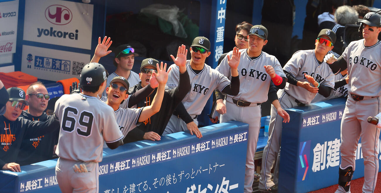 DeNA対巨人　2回表巨人無死、本塁打を放ち、ベンチに迎えられる平山功太（撮影・野上伸悟）