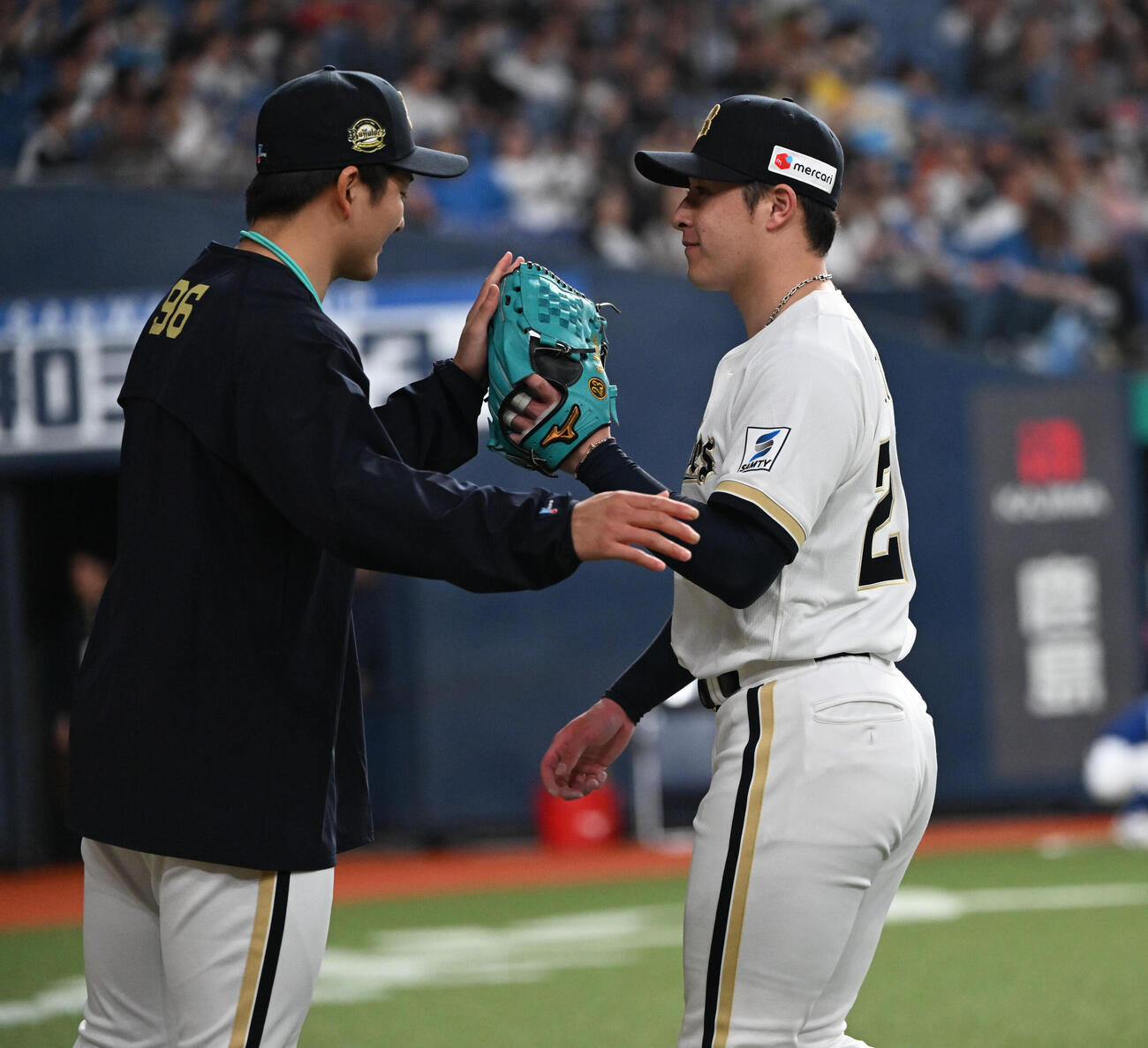 オリックス対日本ハム　7回表日本ハム2死満塁、ピンチをしのいだ吉田輝星は高島泰都（左）に迎えられる（撮影・和賀正仁）