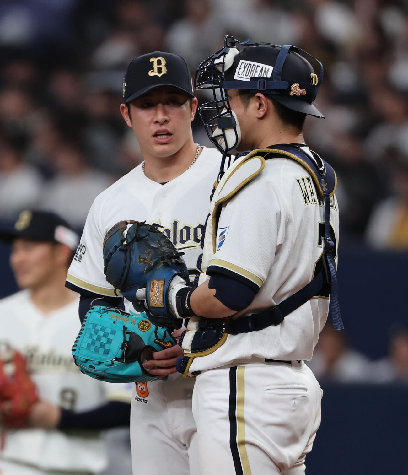 オリックス対日本ハム　7回表日本ハム2死満塁、打者レイエスの場面で登板したオリックス対4番手の吉田輝星は若月健矢と話す（撮影・西尾就之）