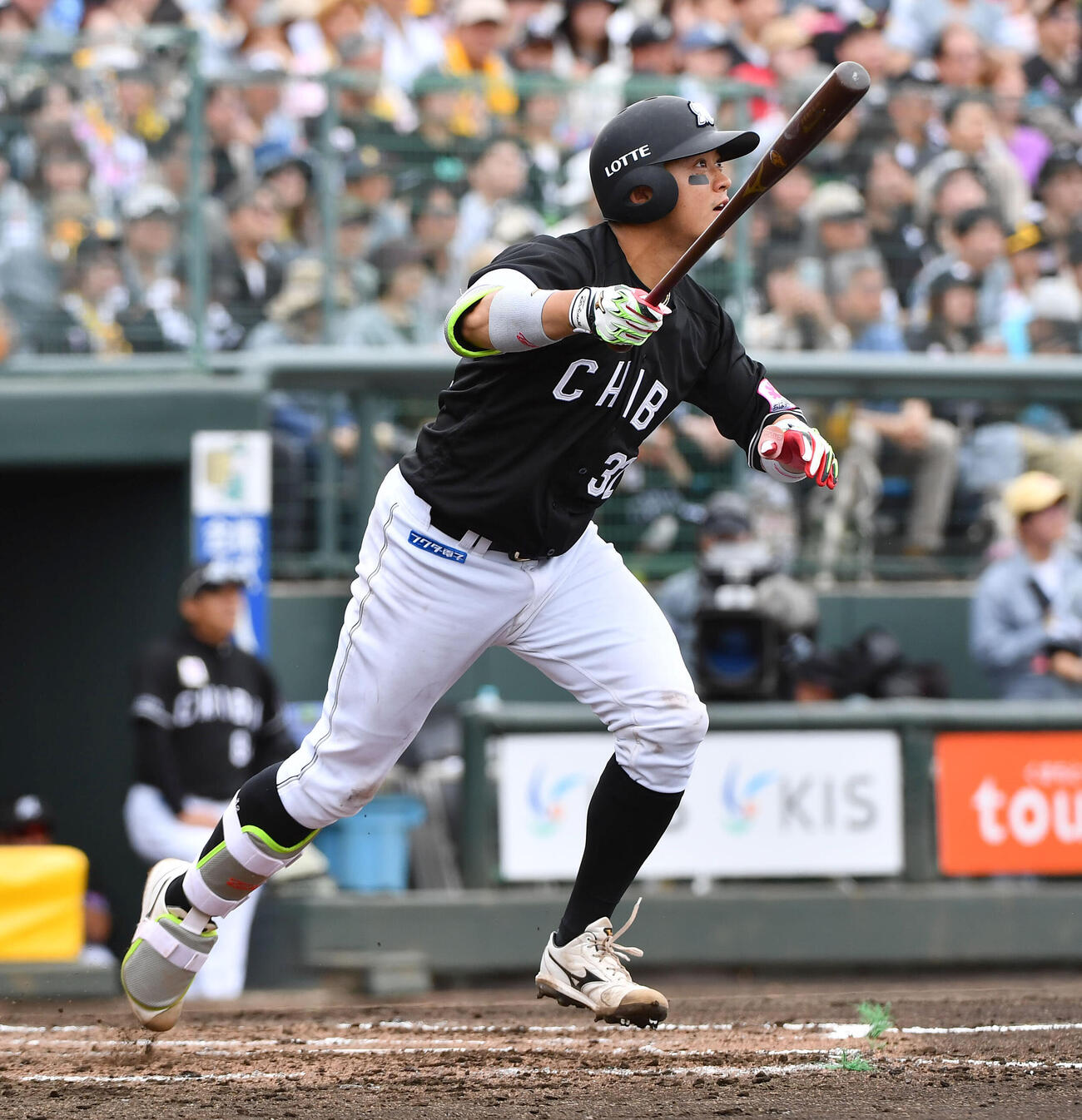 ソフトバンク対ロッテ　2回表ロッテ2死一、二塁、佐藤都志也は先制の右越え3点本塁打を放つ（撮影・岩下翔太）
