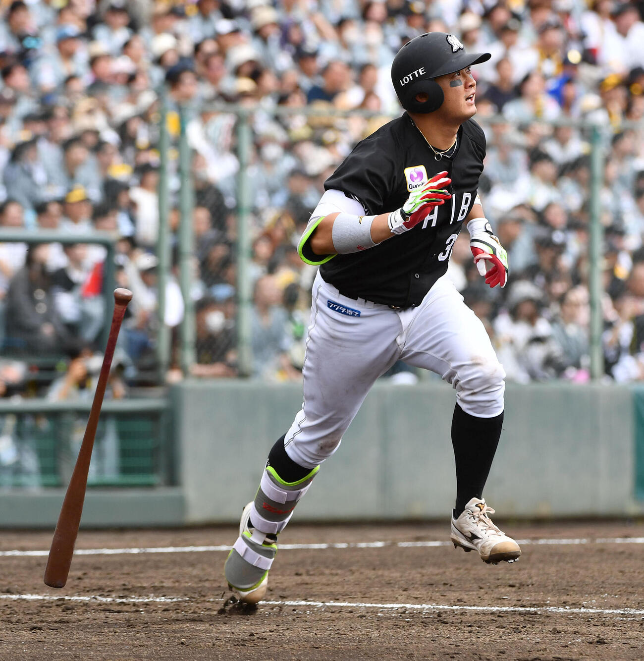 ソフトバンク対ロッテ　4回表ロッテ2死、佐藤都志也は右越え本塁打を放つ（撮影・岩下翔太）