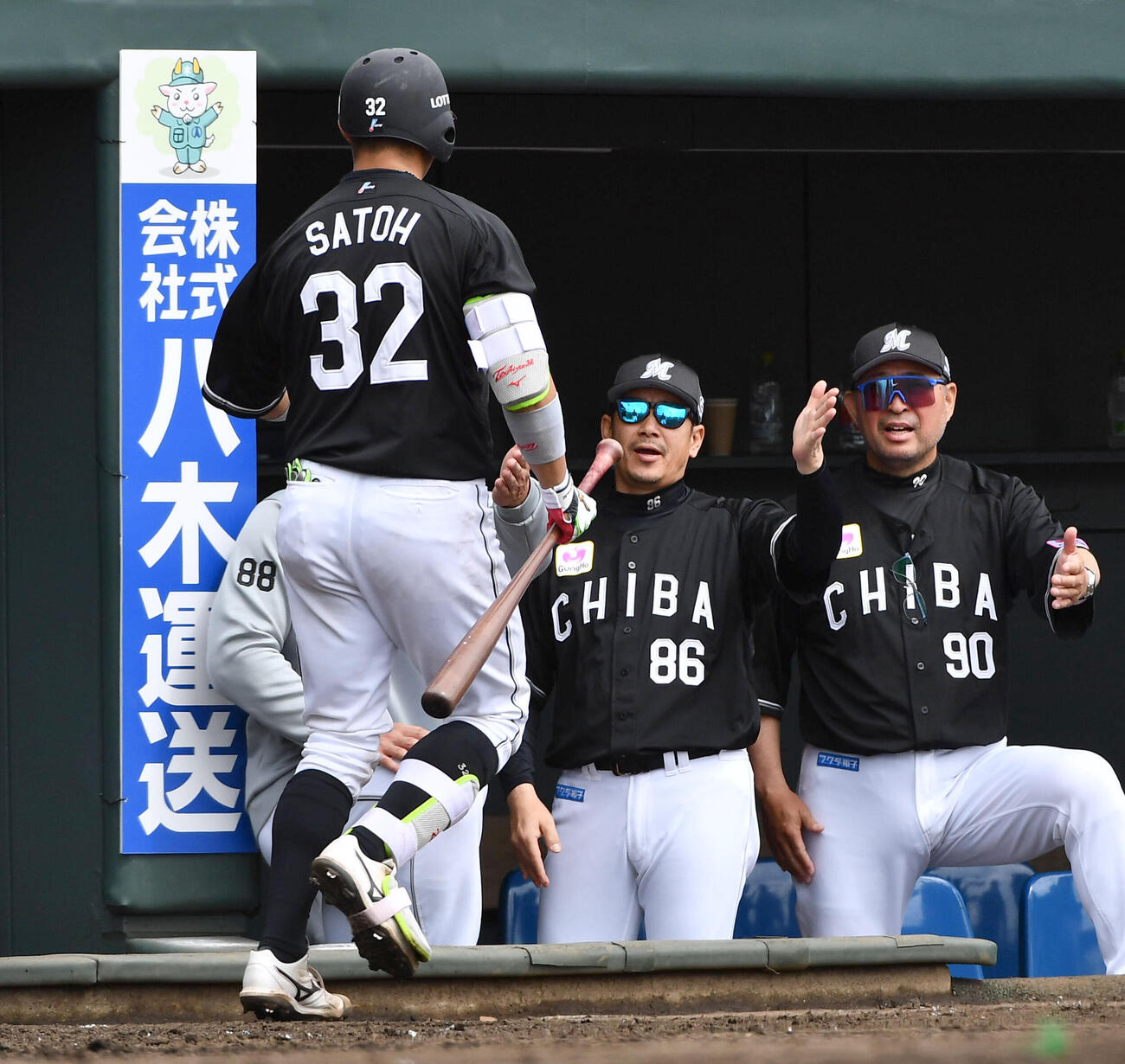 ソフトバンク対ロッテ　4回表ロッテ2死、2打席連続の右越え本塁打を放った佐藤都志也（左）とタッチを交わすサブロー監督（右から2人目）（撮影・岩下翔太）