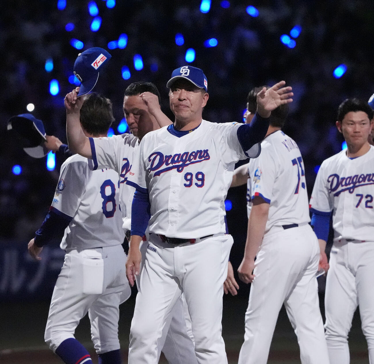 中日対ヤクルト　試合終了、井上一樹監督（中央）はスタンドの観客にあいさつをする（撮影・森本幸一）