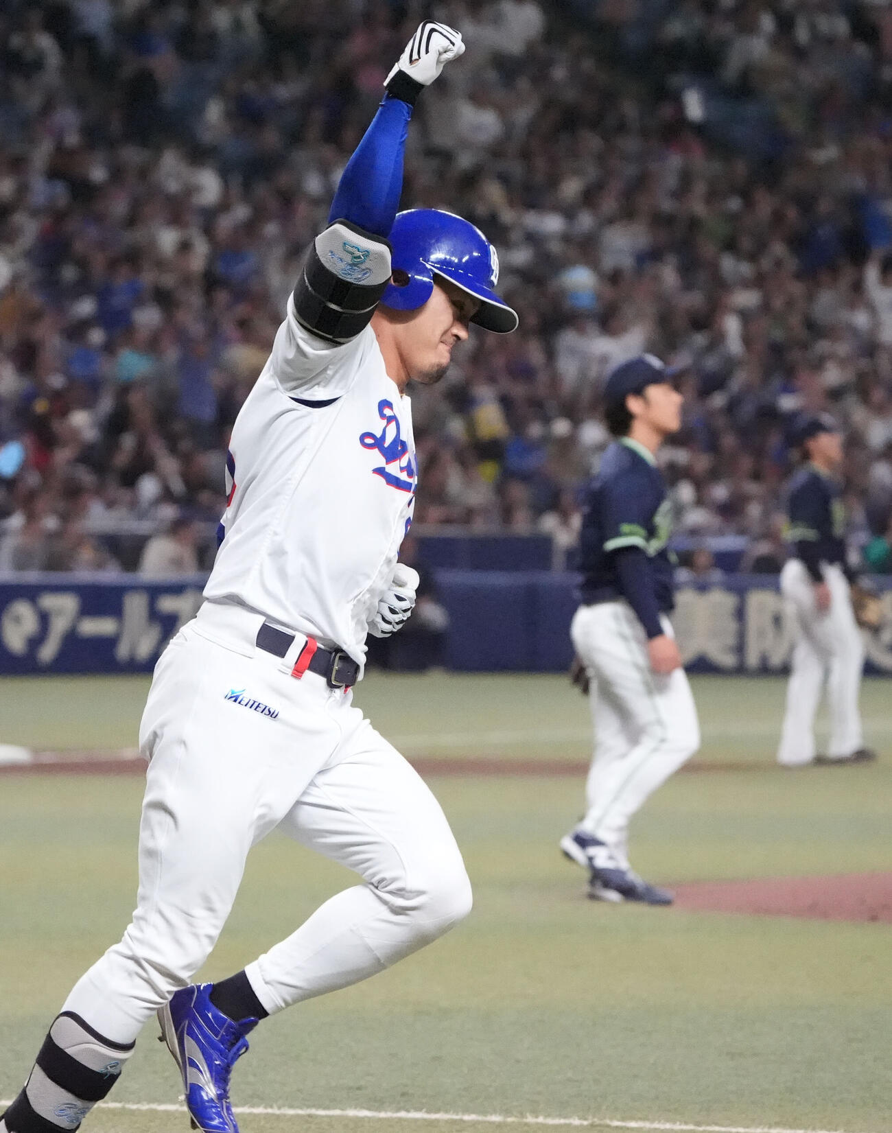 中日対ヤクルト　2回裏中日1死満塁、満塁本塁打を放ちガッツポーズをする板山祐太郎（撮影・森本幸一）