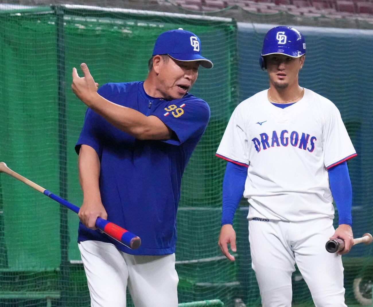 中日対ヤクルト　試合前、井上一樹監督（左）からアドバイスを受ける板山祐太郎（撮影・森本幸一）