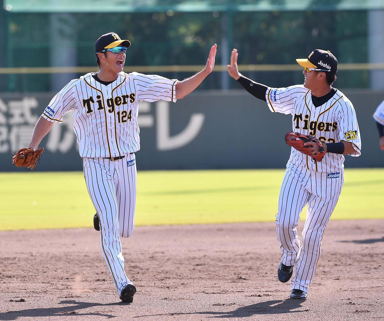 阪神時代の板山祐太郎（右）と横田慎太郎さん（2019年9月撮影）