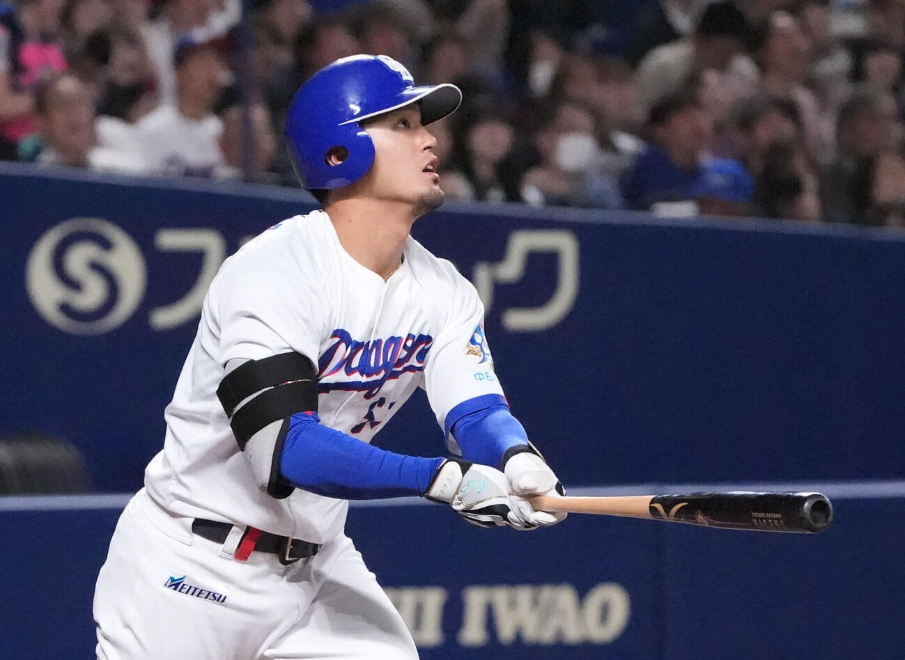 中日対ヤクルト　2回裏中日1死満塁、満塁本塁打を放つ板山祐太郎（撮影・森本幸一）