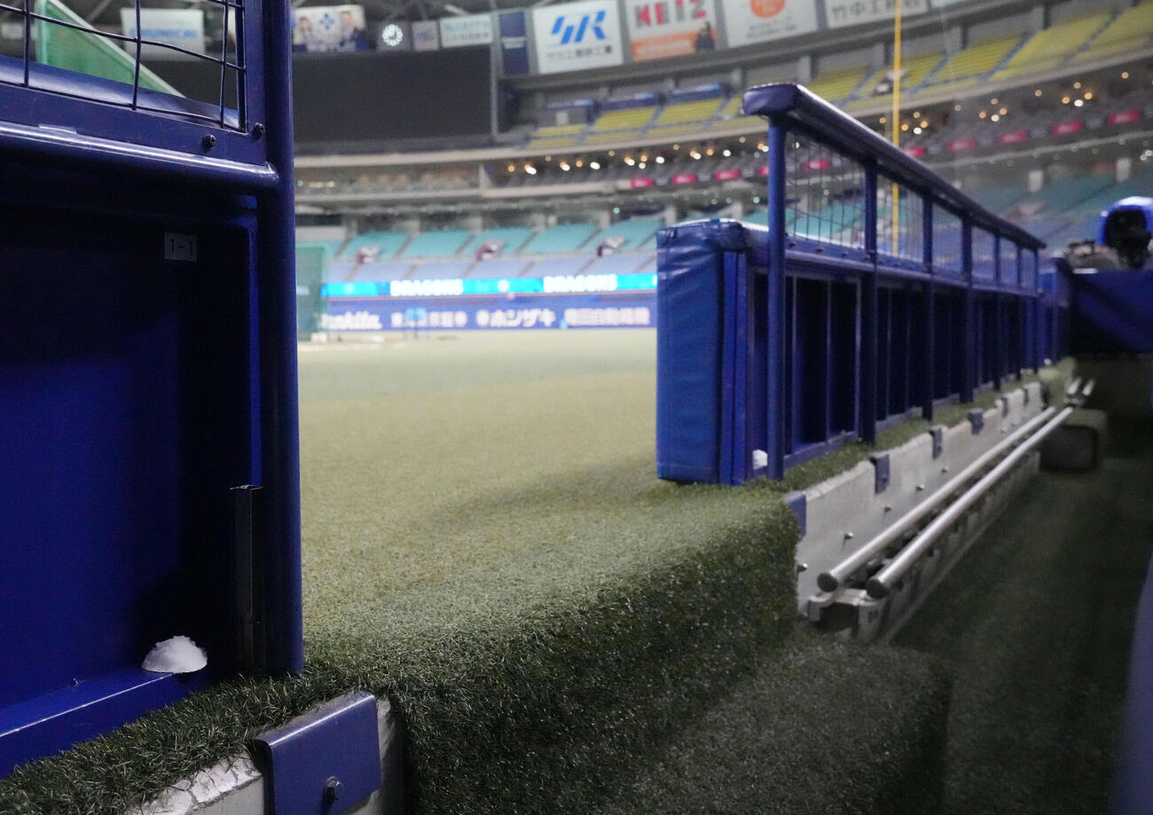 中日対ヤクルト　試合前、中日ベンチ内に昨日に続き置かれた盛り塩（撮影・森本幸一）