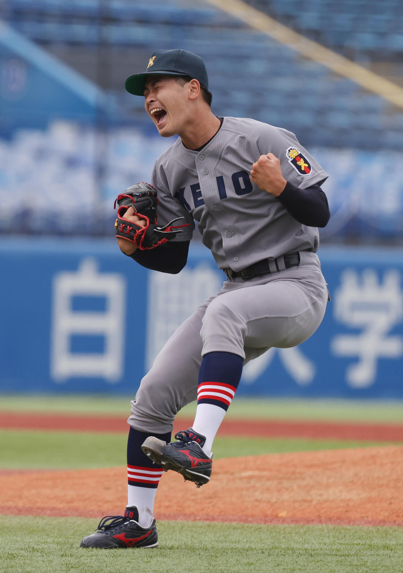 6大学野球　明大対慶大　完投勝利にガッツポーズする慶大・渡辺和大（撮影・柴田隆二）.