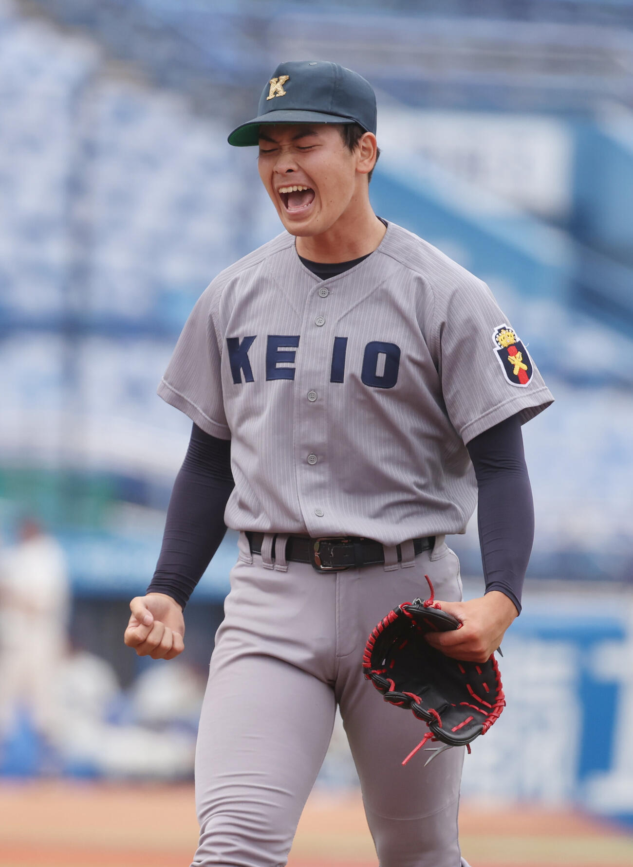 6大学野球　明大対慶大　5回表明大2死一塁走者、榊原七斗を三振仕留めガッツポーズする慶大・渡辺和大（撮影・柴田隆二）.