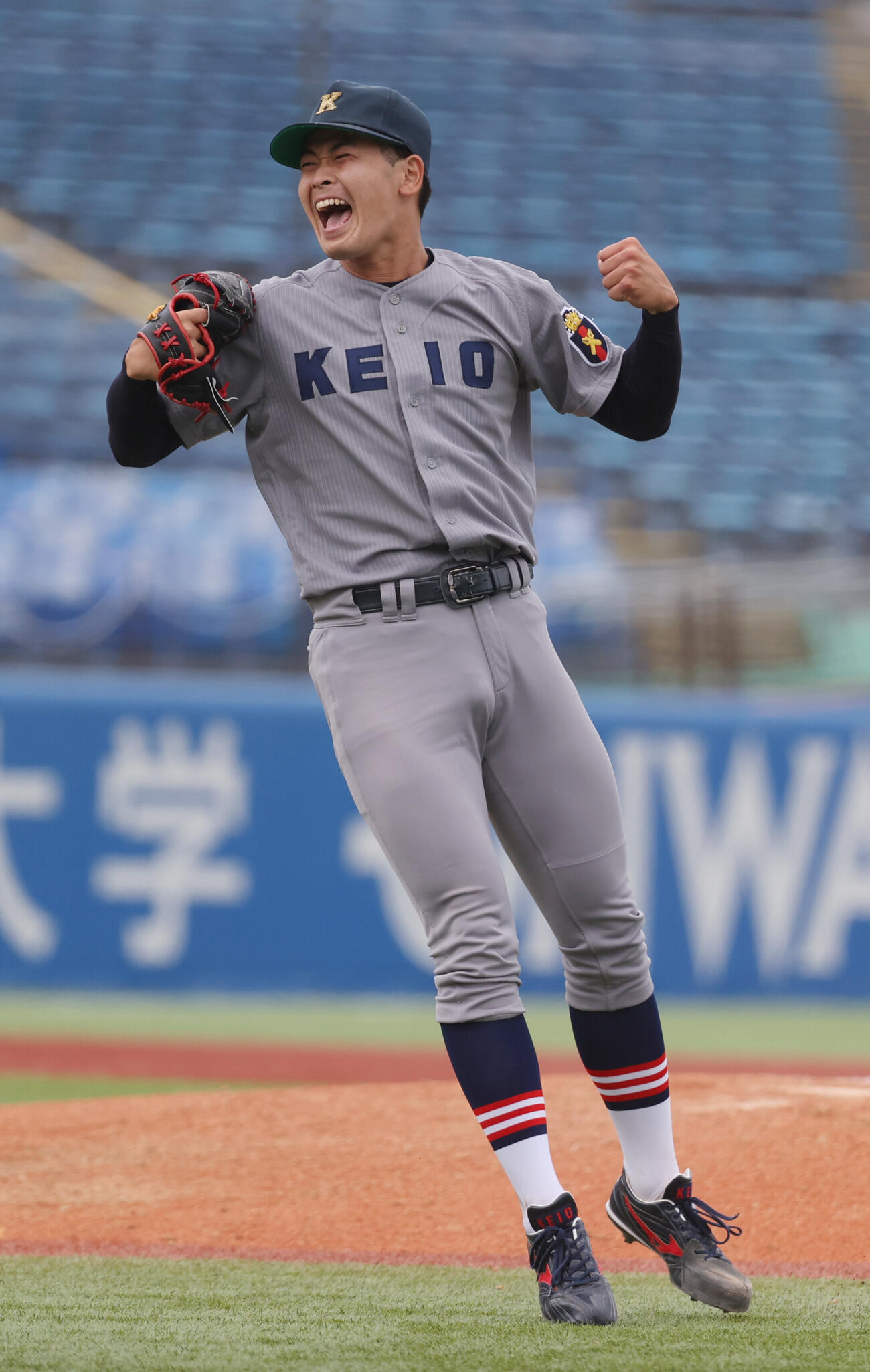 6大学野球　明大対慶大　完投勝利にガッツポーズする慶大・渡辺和大（撮影・柴田隆二）.