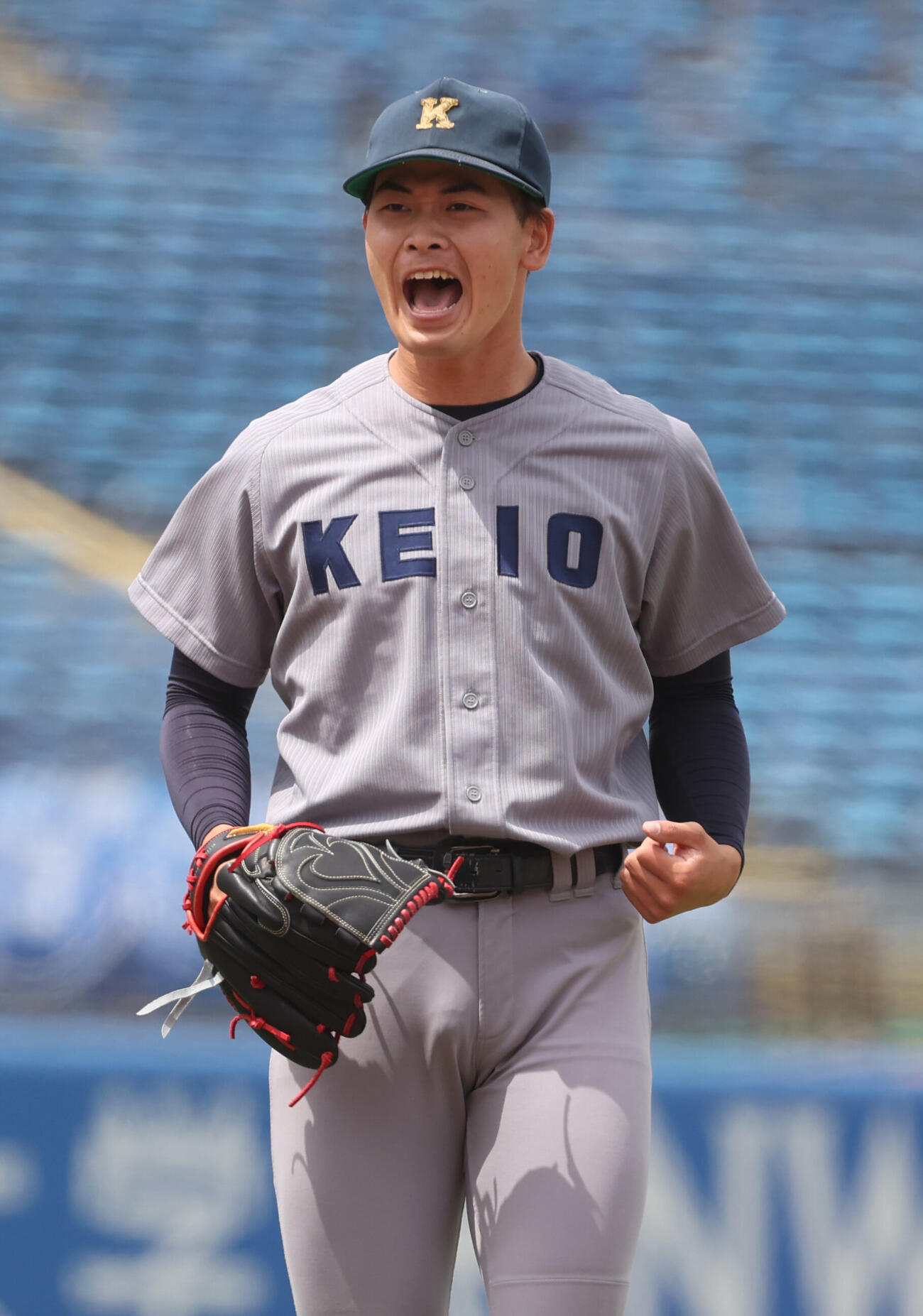 6大学野球　明大対慶大　完投勝利にガッツポーズする慶大・渡辺和大（撮影・柴田隆二）.