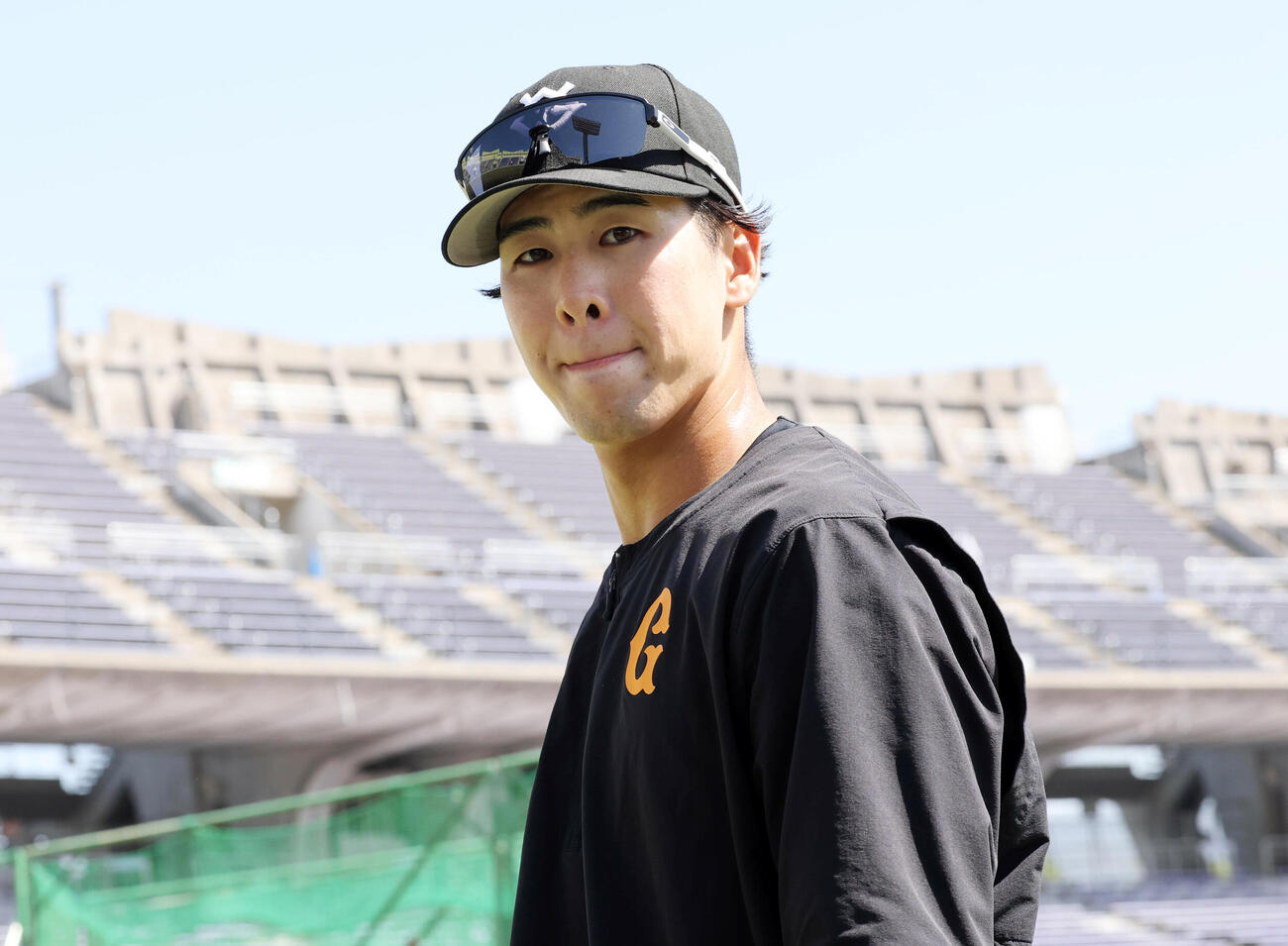 巨人対中日　1軍合流し笑みを浮かべる巨人小浜佑斗（撮影・浅見桂子）