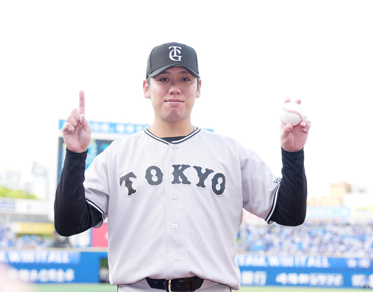 DeNA対巨人　プロ初勝利し「1」ポーズをとる巨人又木鉄平（撮影・増田悦実）