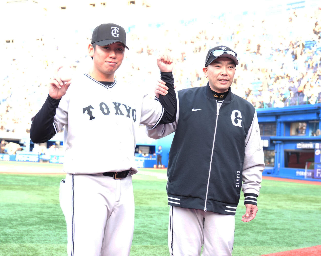 DeNA対巨人　プロ初勝利し阿部慎之助監督（右）とポーズをとる又木鉄平（撮影・増田悦実）