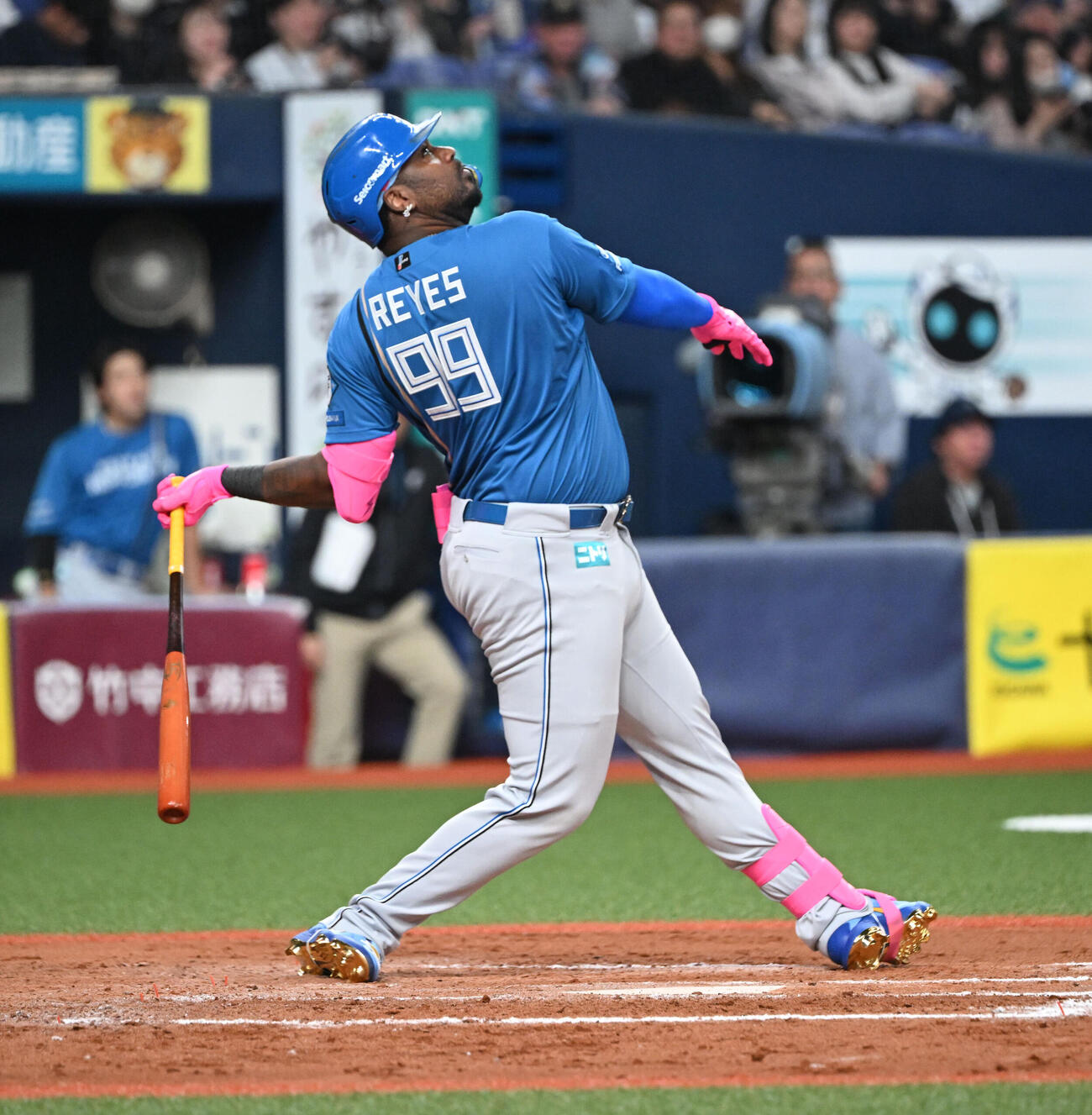 オリックス対日本ハム　7回表日本ハム2死満塁、一邪飛に倒れるレイエス（撮影・和賀正仁）