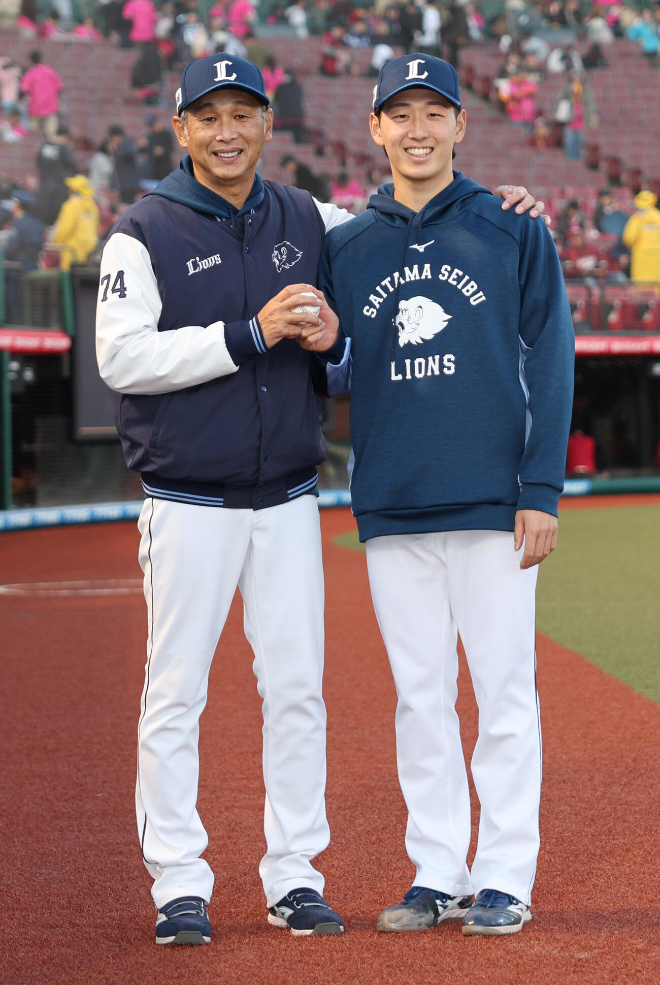 楽天対西武　西武4番手で登板しプロ初勝利を挙げた篠原響（右）はウイニングボールを手に西口文也監督と笑顔（撮影・水谷安孝）..
