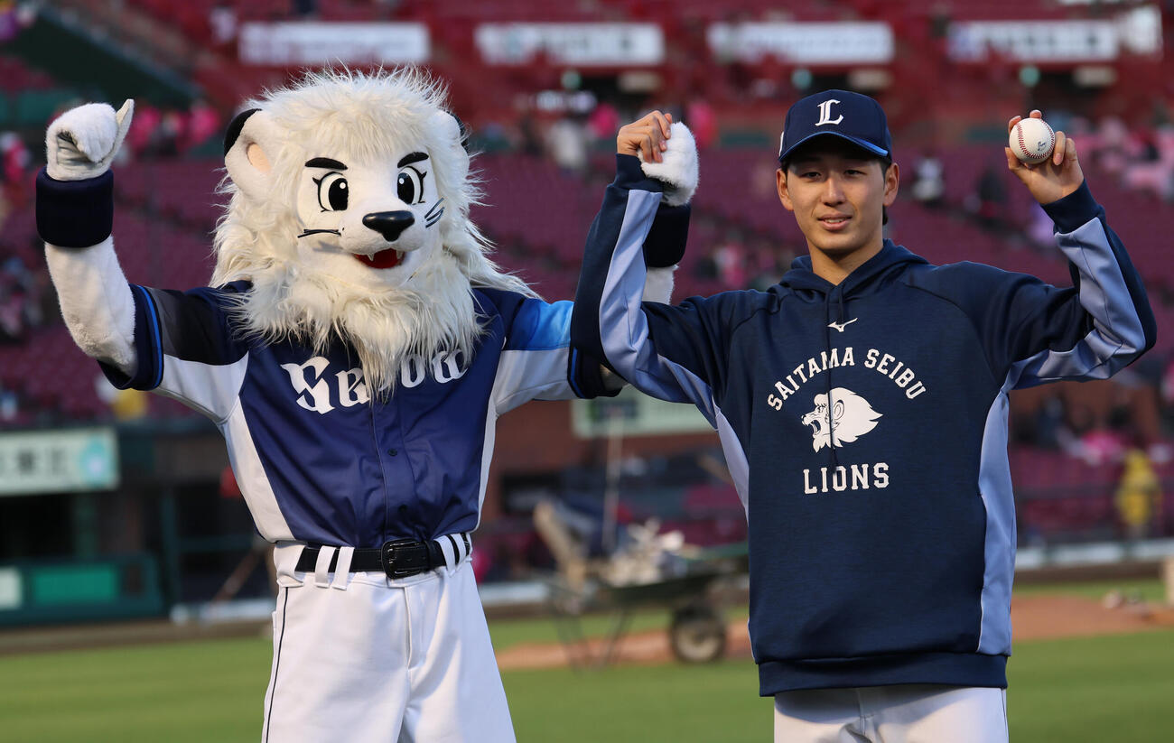 楽天対西武　西武4番手で登板しプロ初勝利を挙げた篠原響（右）はウイニングボールを手にレオとポーズ（撮影・水谷安孝）