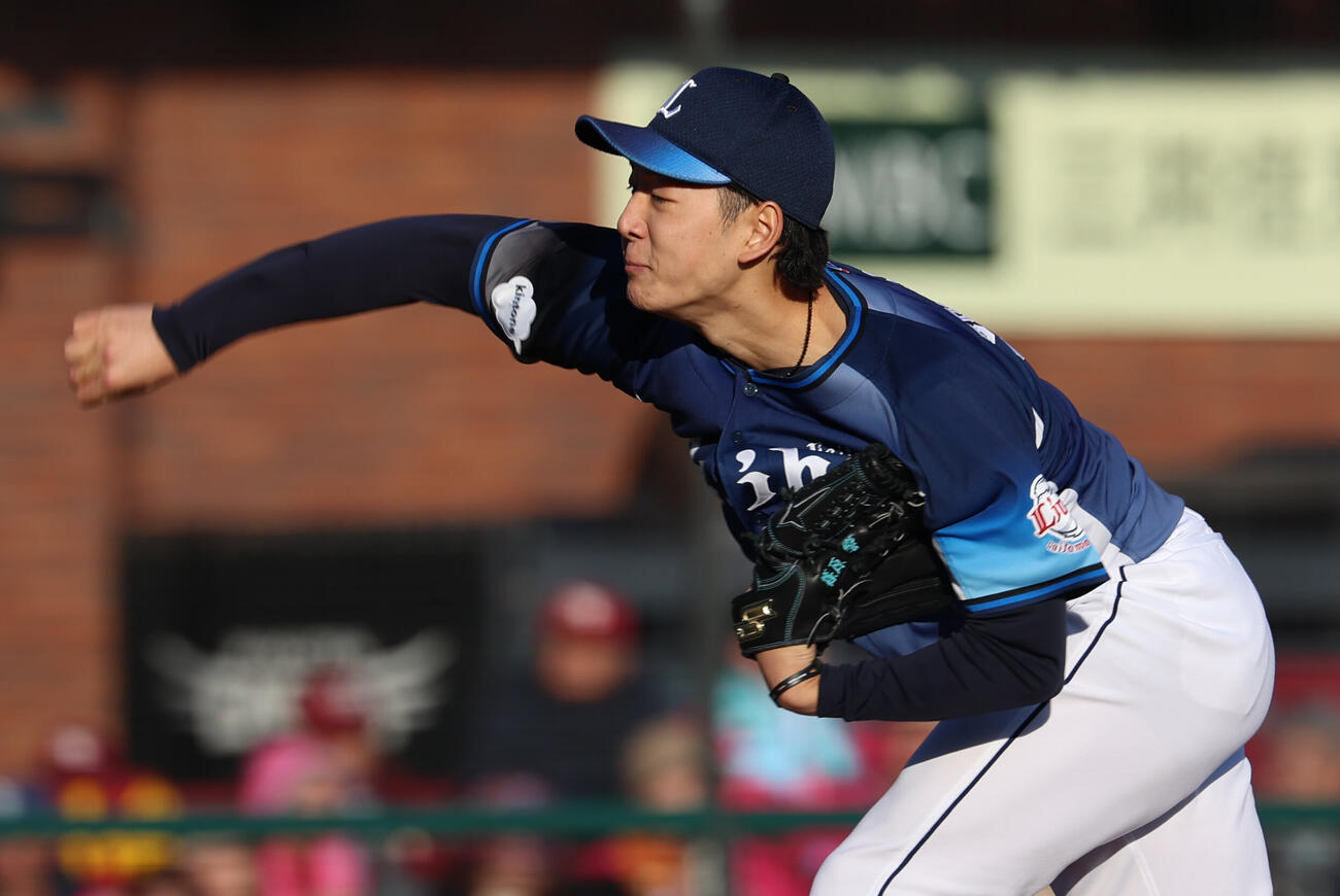 楽天対西武　西武4番手で登板しプロ初勝利を挙げた篠原響（撮影・水谷安孝）..