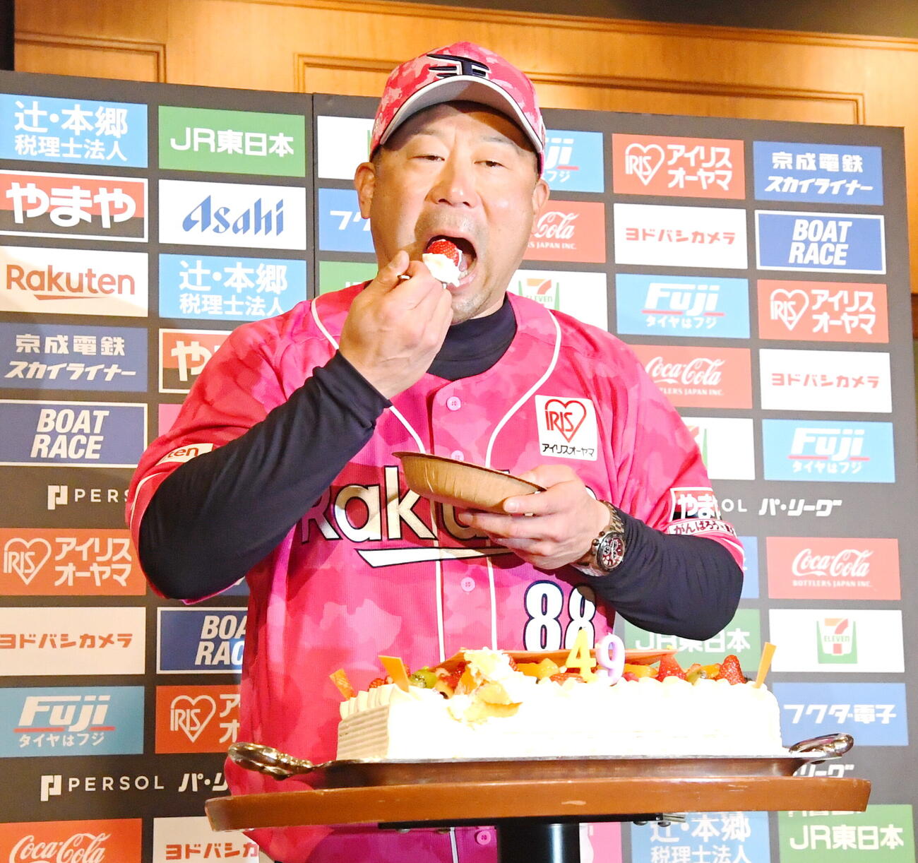 49歳の誕生日を迎え報道陣からケーキを贈られた楽天三木監督
