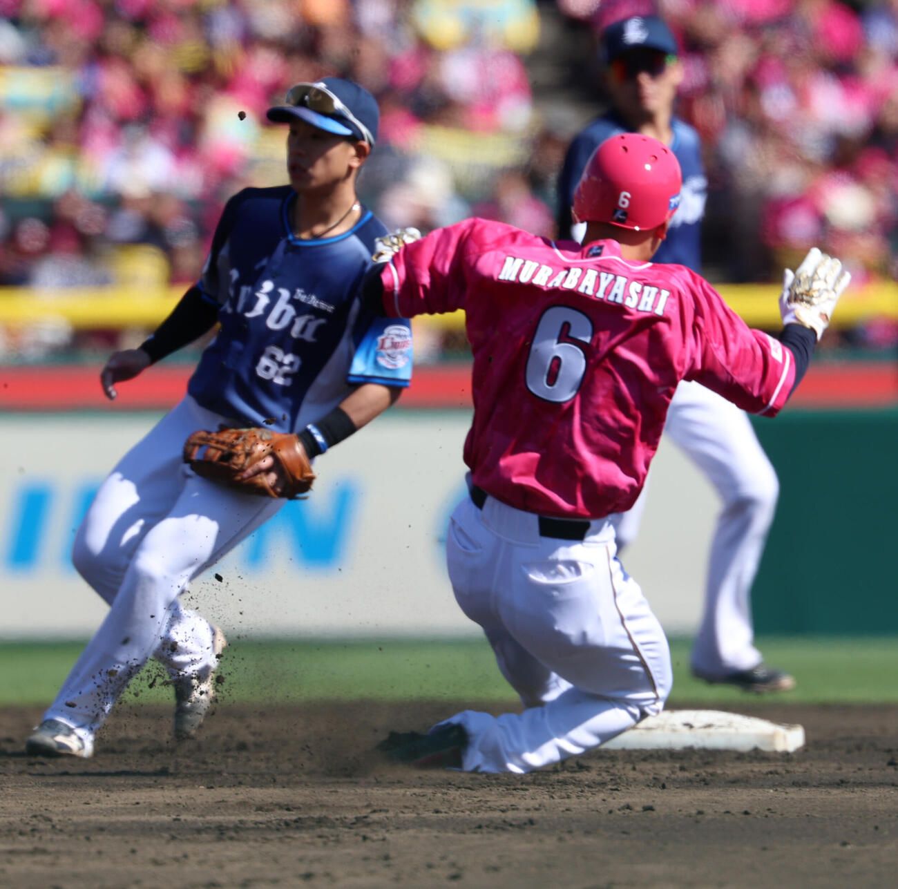 楽天対西武　1回裏楽天1死一、三塁、盗塁を決める村林一輝（撮影・水谷安孝）