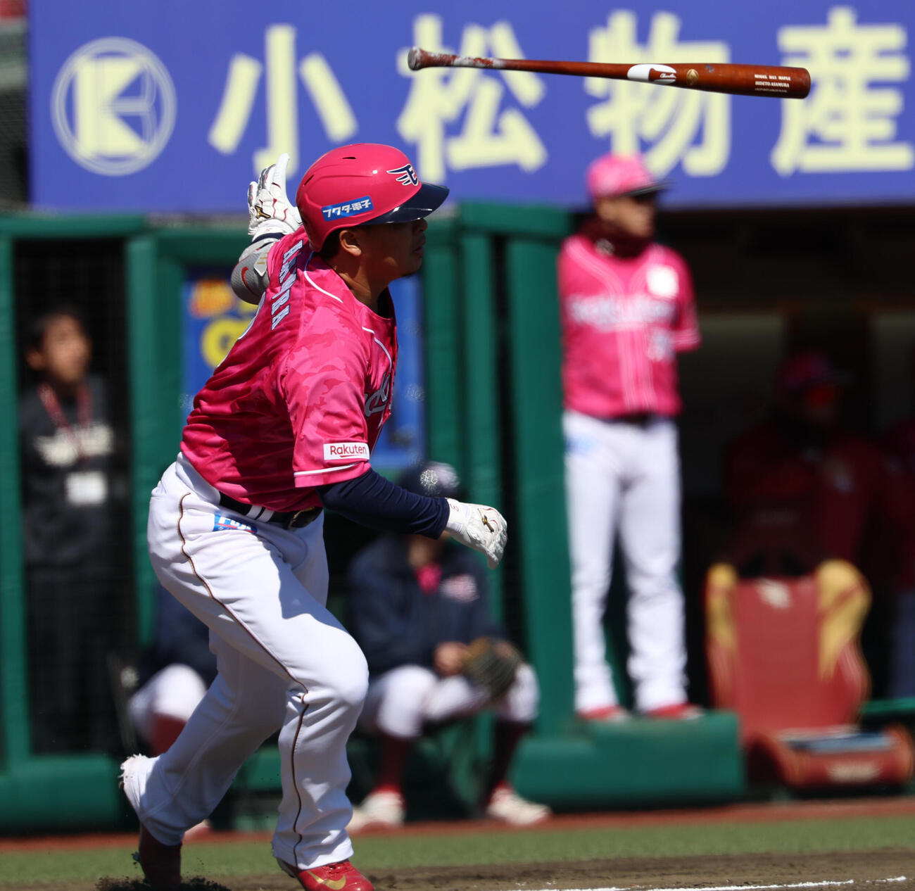 楽天対西武　1回裏楽天死二、三塁、2点適時打を放つ浅村栄斗（撮影・水谷安孝）
