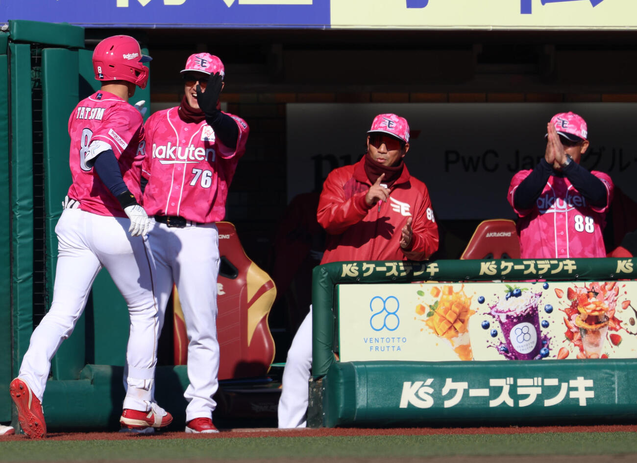 楽天対西武　4回裏楽天無死一、二塁、3点本塁打を放ち三木肇監督（右）に迎えられる辰己涼介（撮影・水谷安孝）