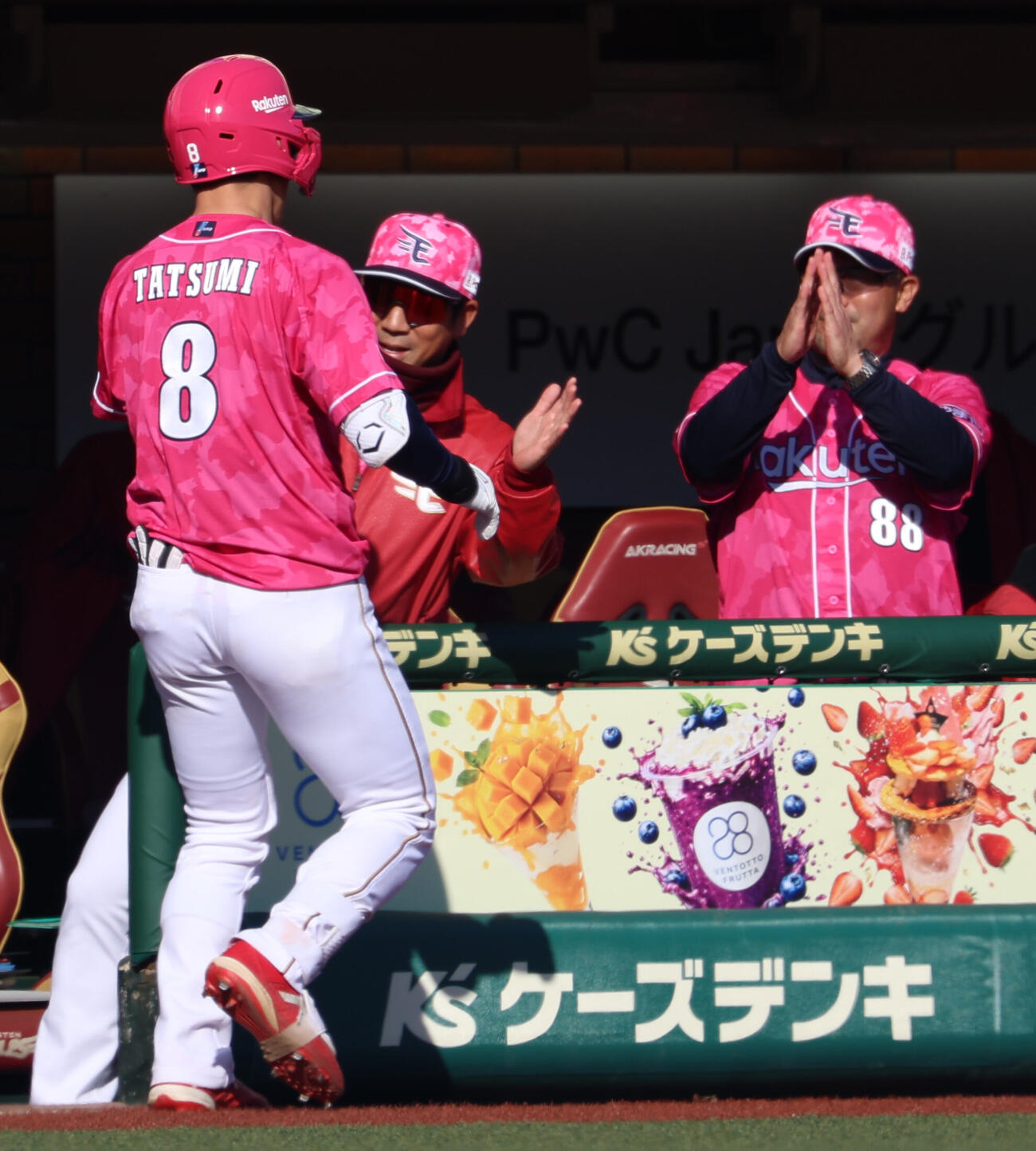 楽天対西武　4回裏楽天無死一、二塁、3点本塁打を放ち三木肇監督（右）に迎えられる辰己涼介（撮影・水谷安孝）