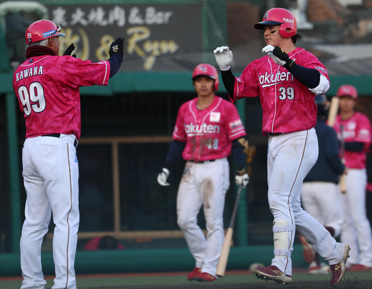 楽天対西武　8回裏楽天無死一塁、2点本塁打を放ち生還する伊藤裕季也（撮影・水谷安孝）..